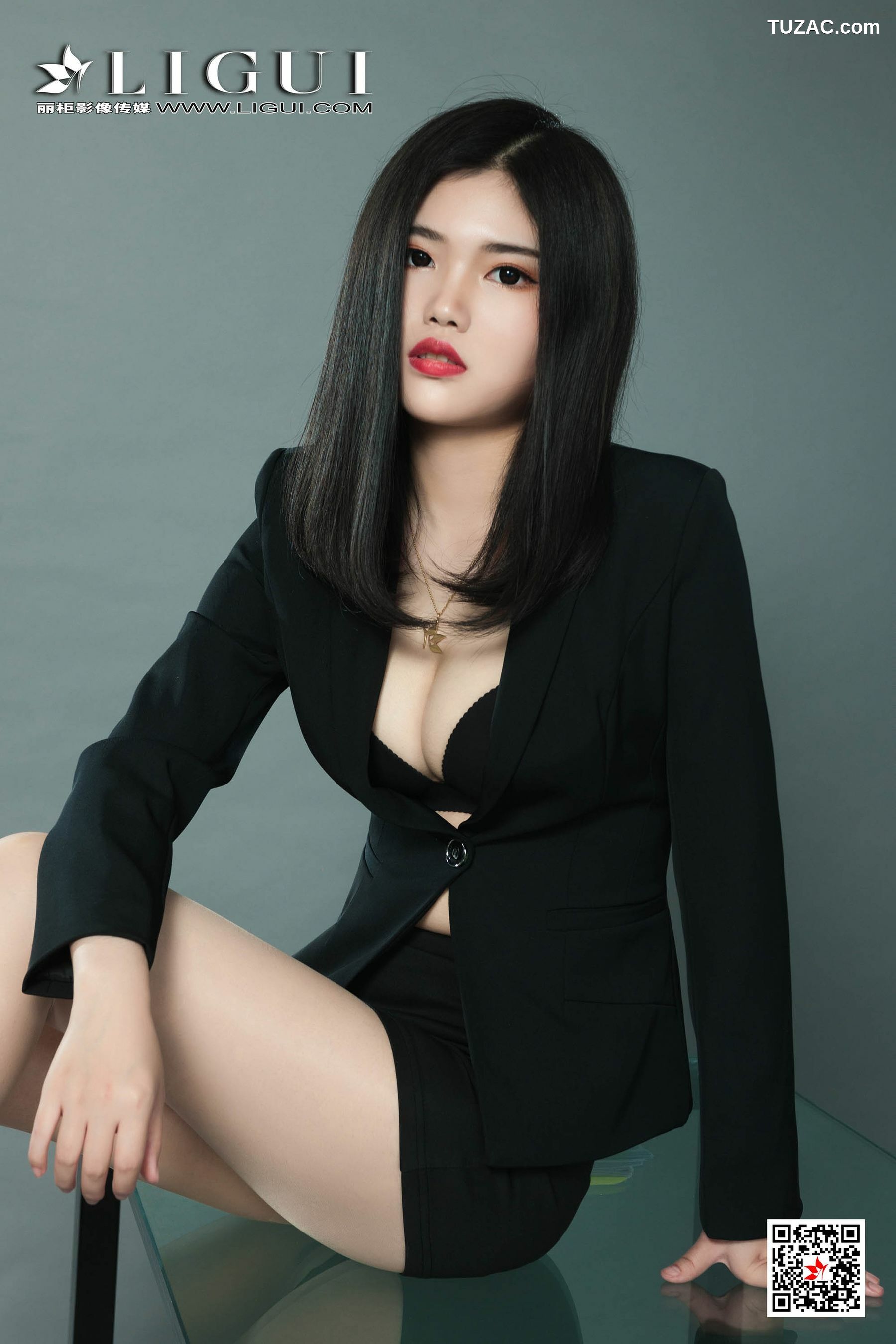 丽柜_小辫儿《肉丝西服OL美腿》 写真集[47P]