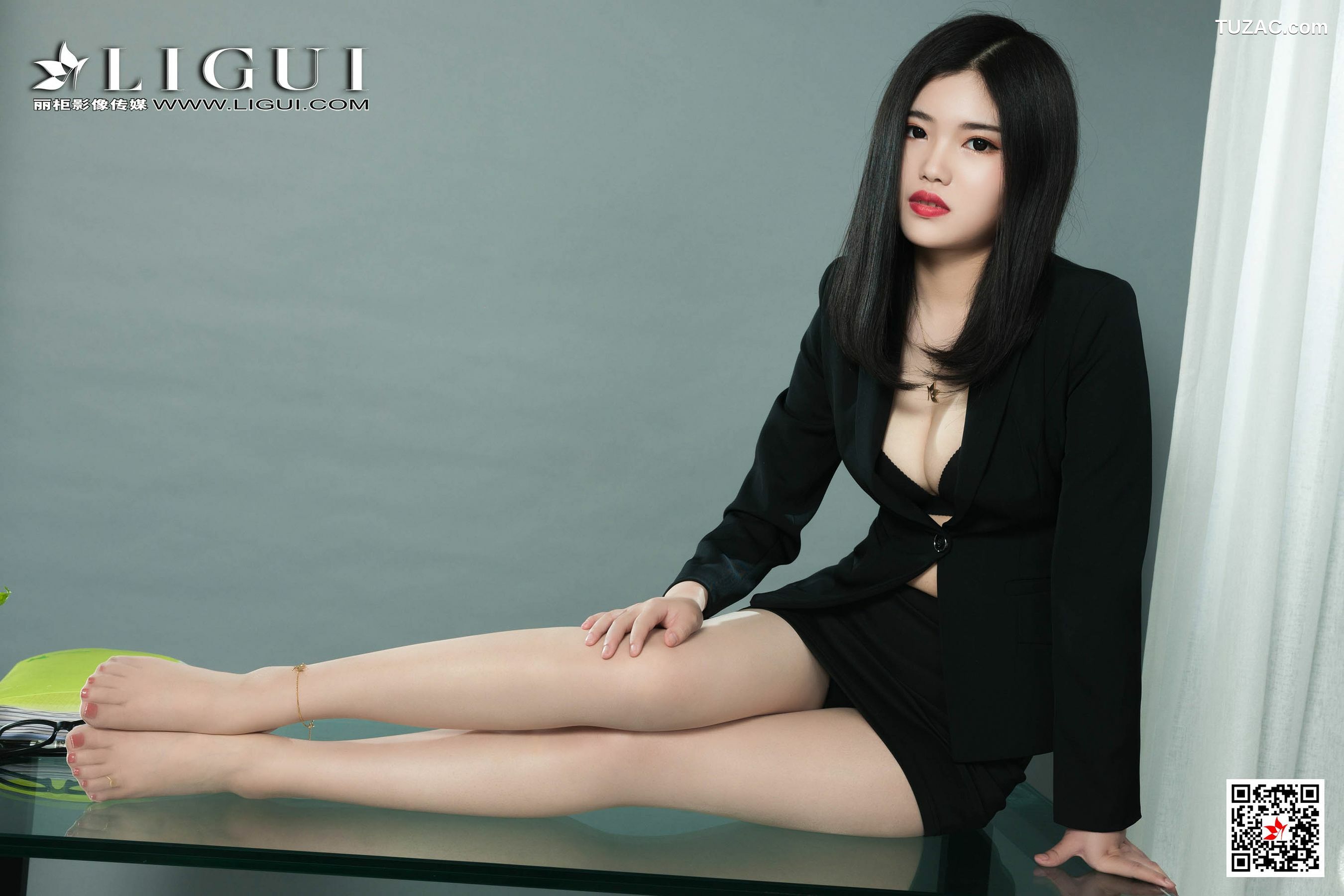 丽柜_小辫儿《肉丝西服OL美腿》 写真集[47P]