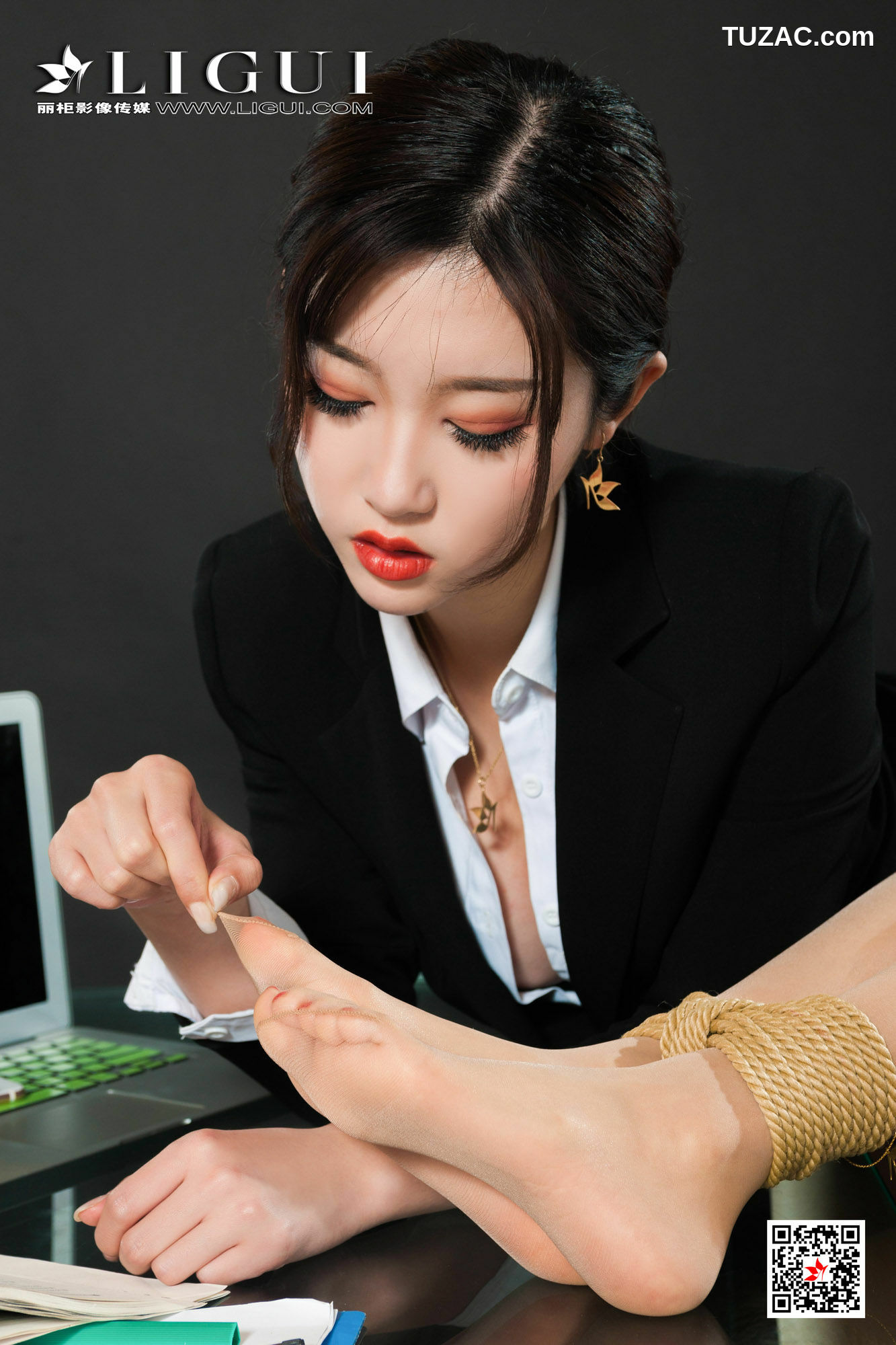 丽柜_筱筱&amp;amp;王欣竹《OL丝足诱惑》 写真集[83P]