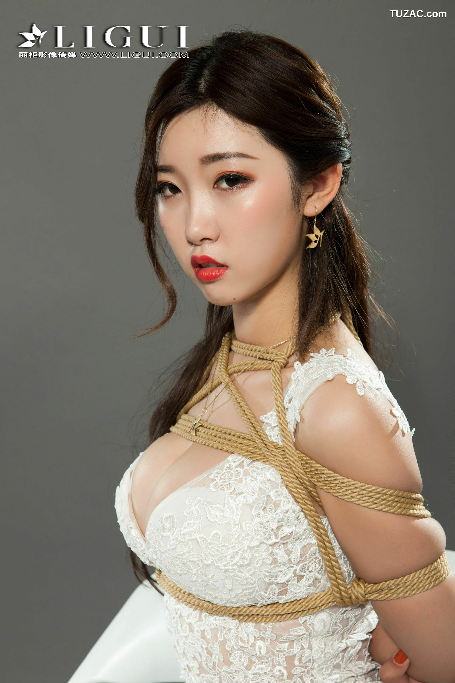 丽柜_筱筱《蕾丝长裙美束》 美腿丝足写真集[80P]
