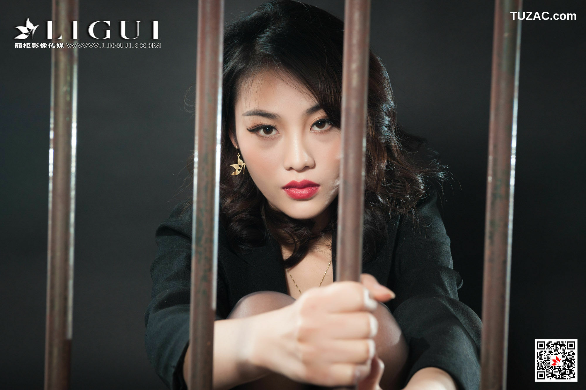 丽柜_腿模Xilly《监狱黑丝女王》 写真集[55P]