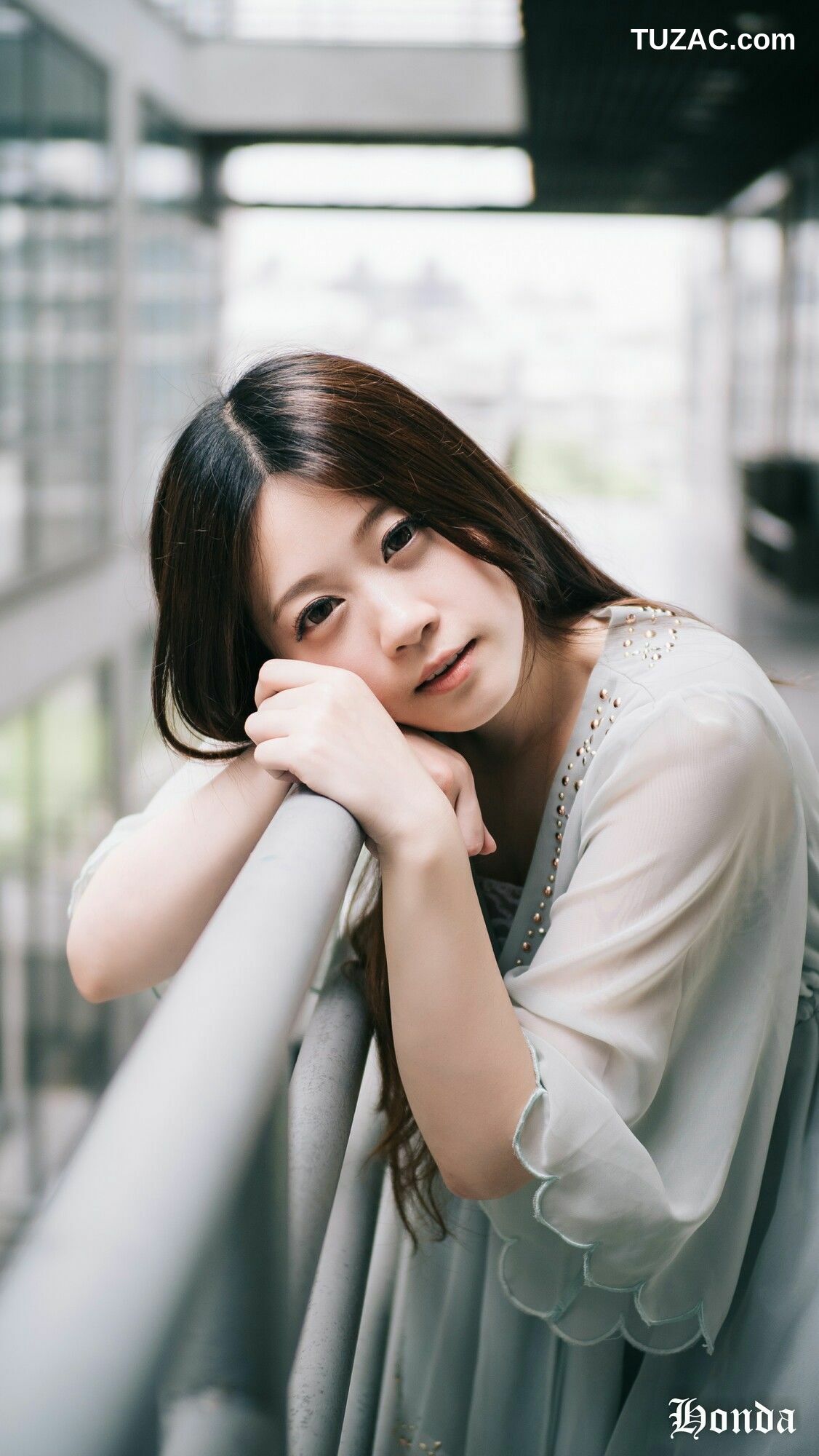 台湾正妹_ Becky OL服装三套 写真集[47P]