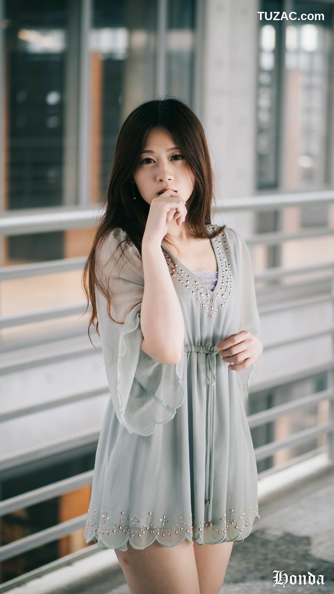 台湾正妹_ Becky OL服装三套 写真集[47P]