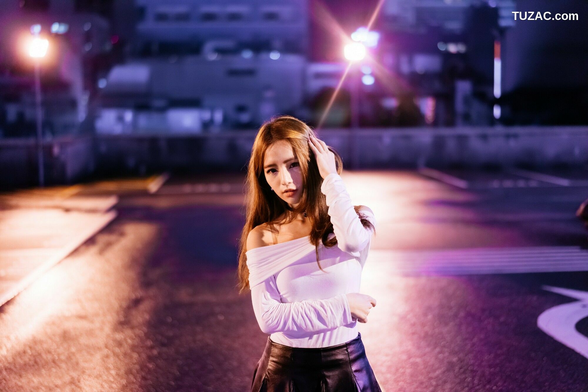 台湾正妹_ Dora周盈欣 街拍长靴黑丝皮裙 写真集[99P]