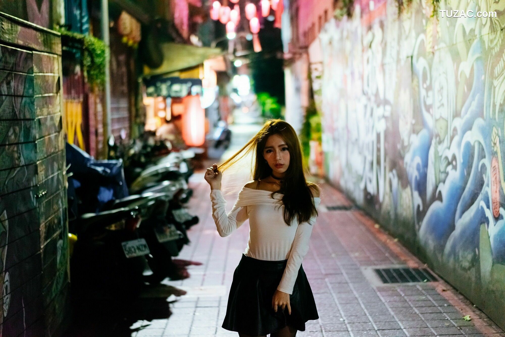 台湾正妹_ Dora周盈欣 街拍长靴黑丝皮裙 写真集[99P]