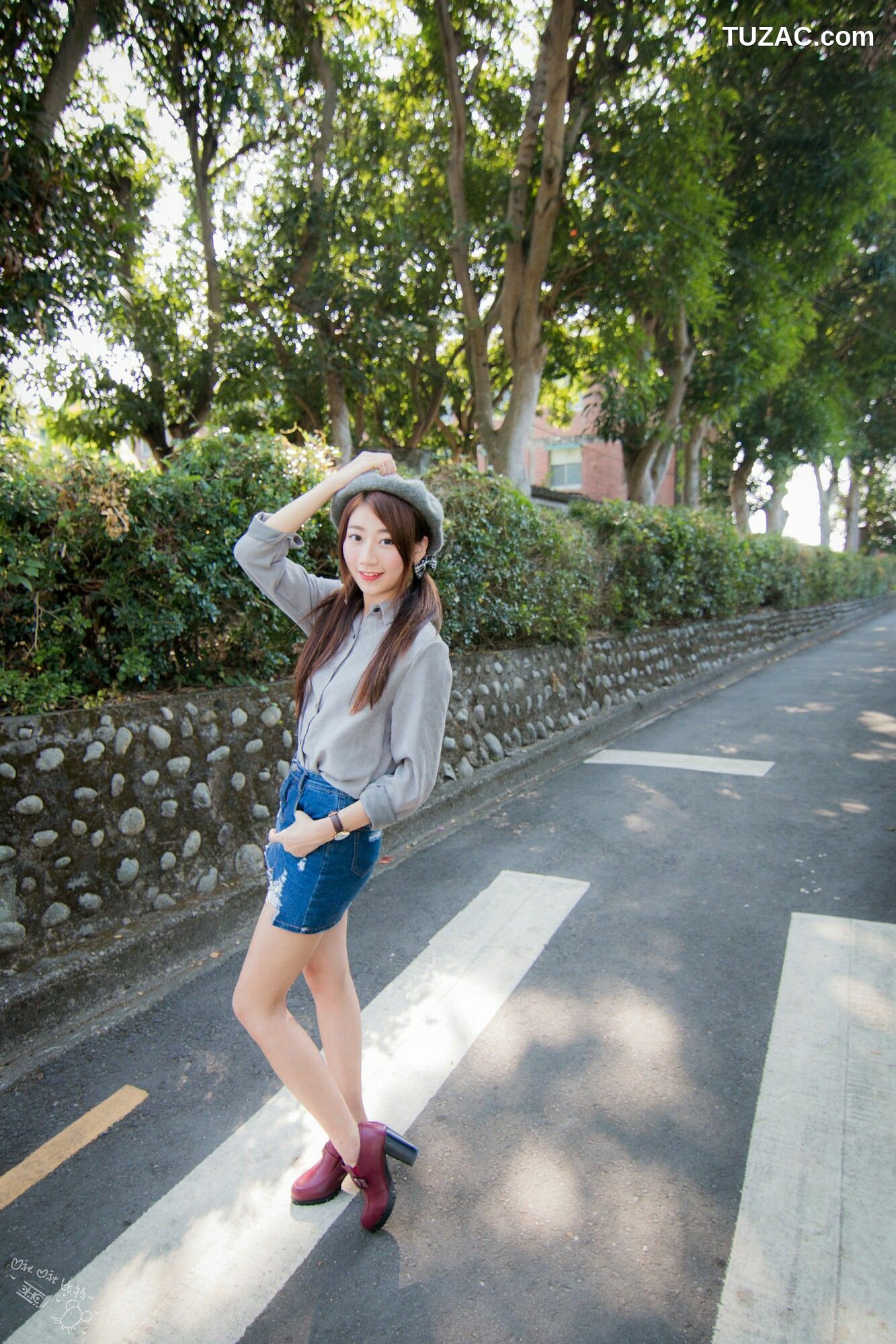 台湾正妹_ 啾比特(张嘉庭)《走光復新村甜美外拍短裙系列》 写真集[56P]