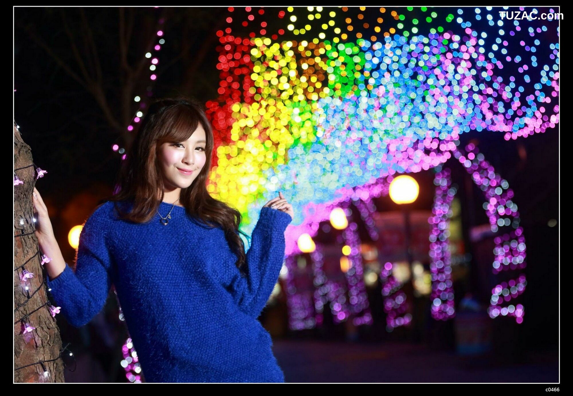 台湾正妹_ 夏晴Miso《圣诞夜黑丝街拍》 写真集[97P]