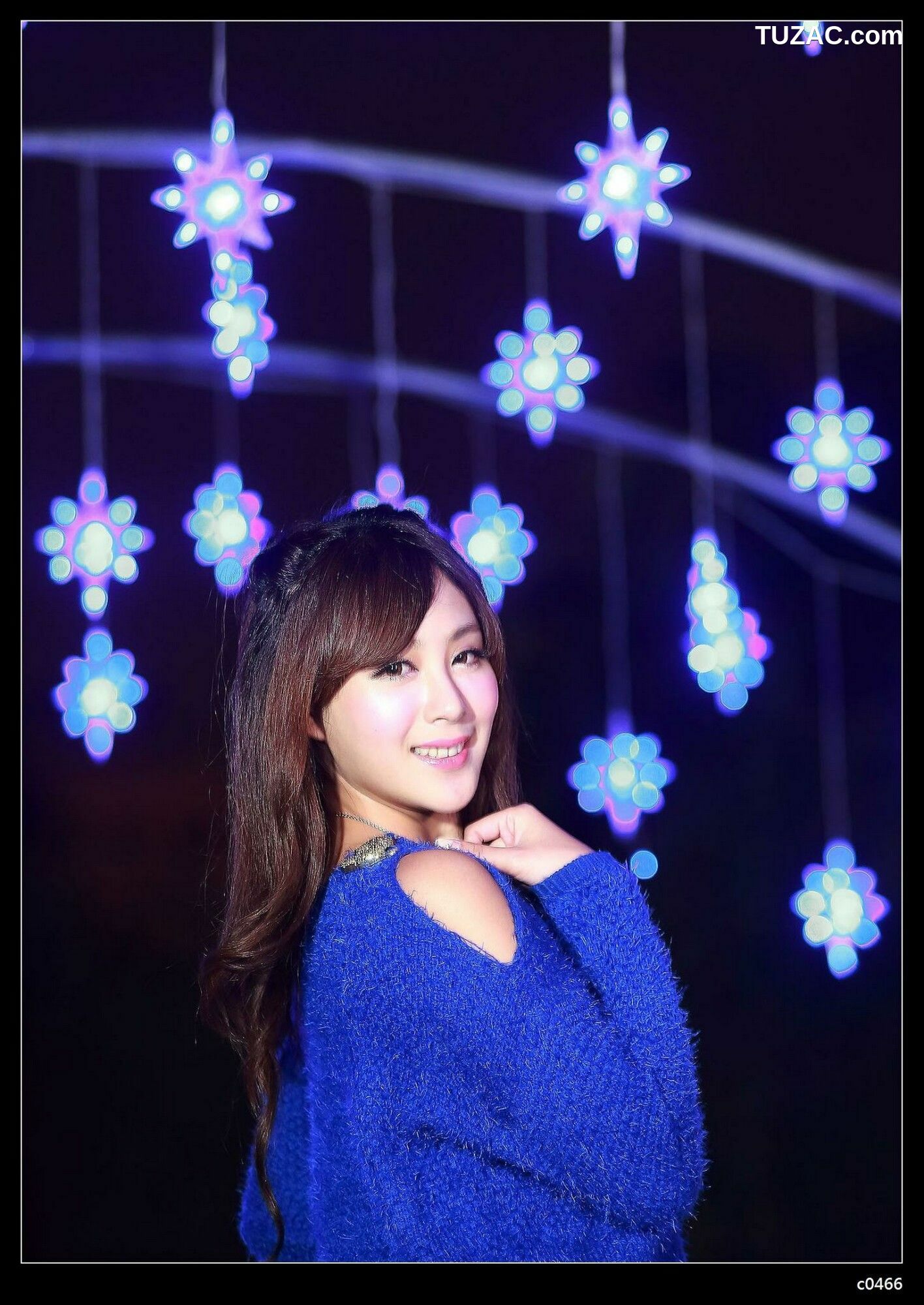 台湾正妹_ 夏晴Miso《圣诞夜黑丝街拍》 写真集[97P]