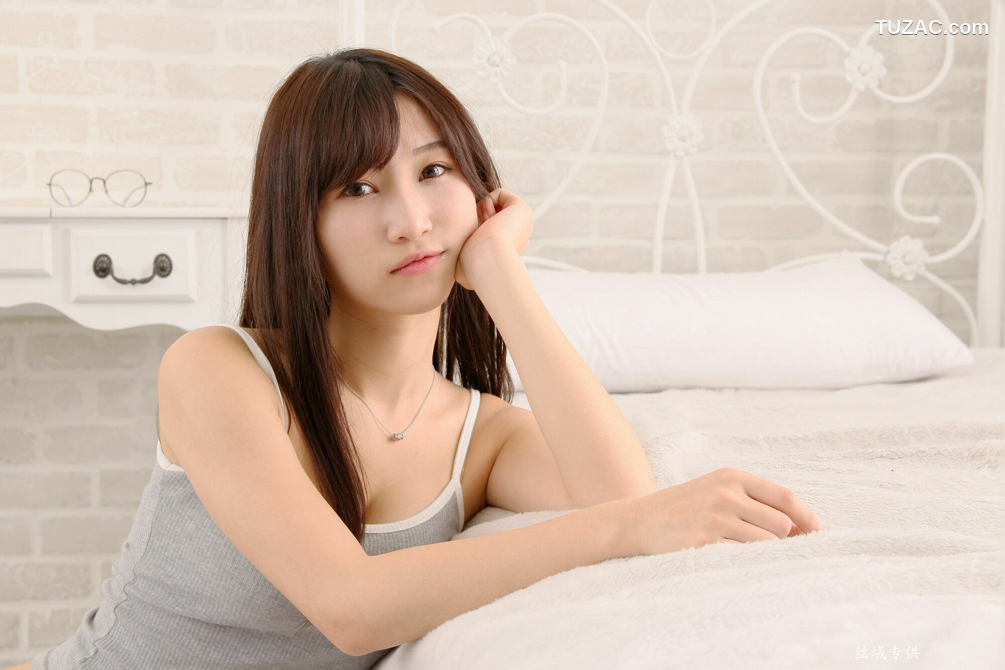 台湾正妹_ 小筑兒《55棚拍》 热裤小背心 写真集[59P]