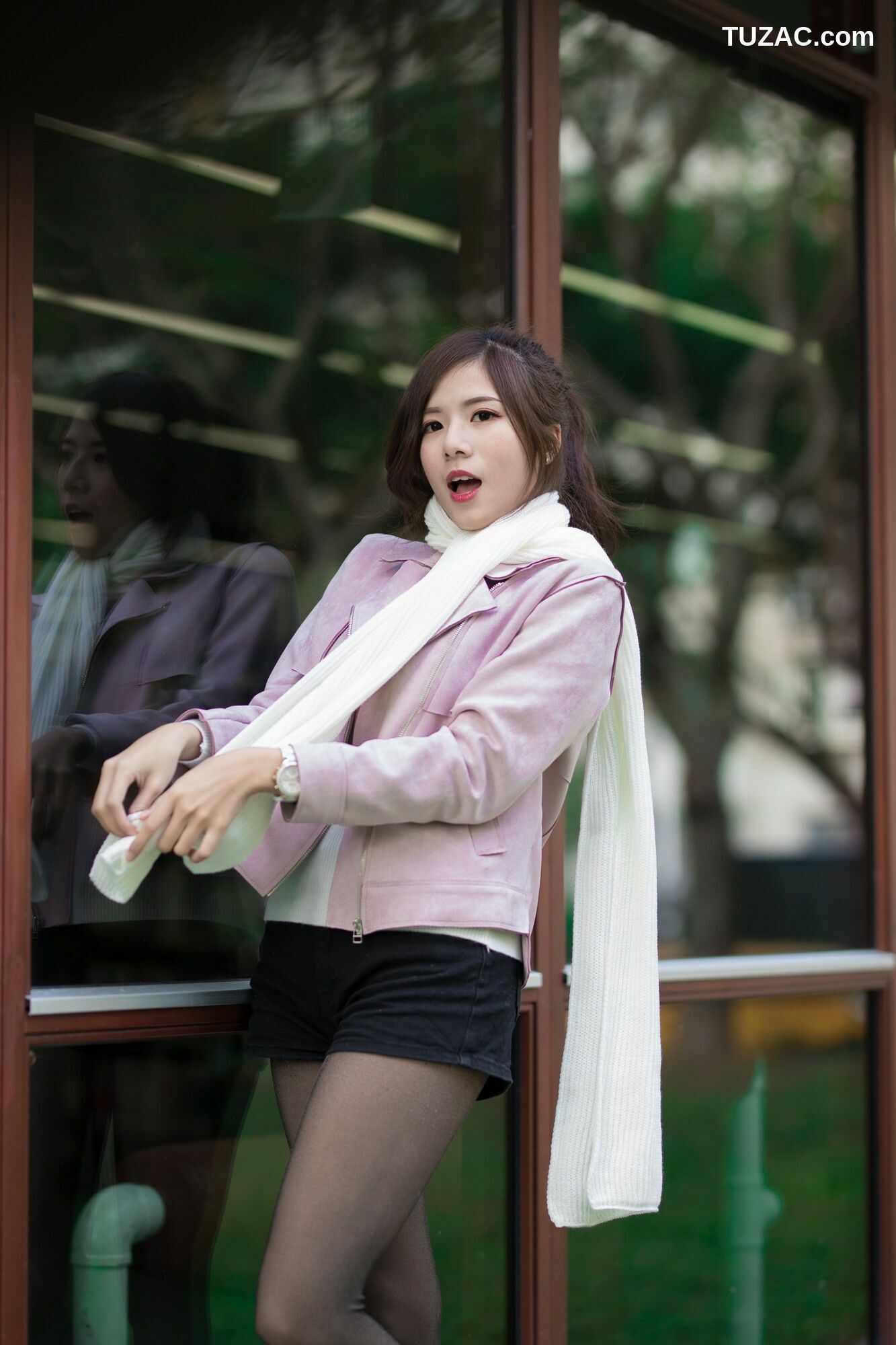 台湾正妹_ 方唯真 - 3套服装黑丝街拍 写真集[58P]
