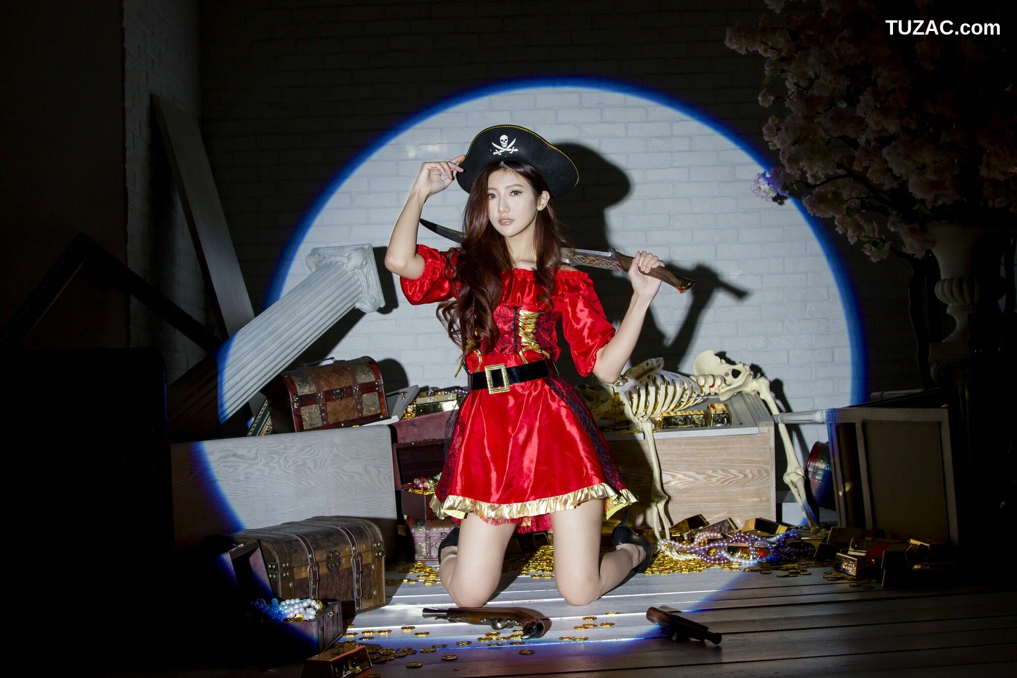 台湾正妹_ 薇安Vivian 琴棚軍警&amp;海盜風棚拍 写真集[34P]