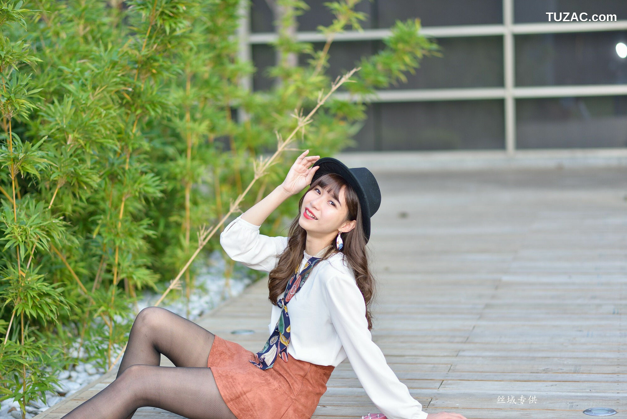 台湾正妹_ 題題《國美館.時裝》黑丝小妹短裙街拍 写真集[134P]