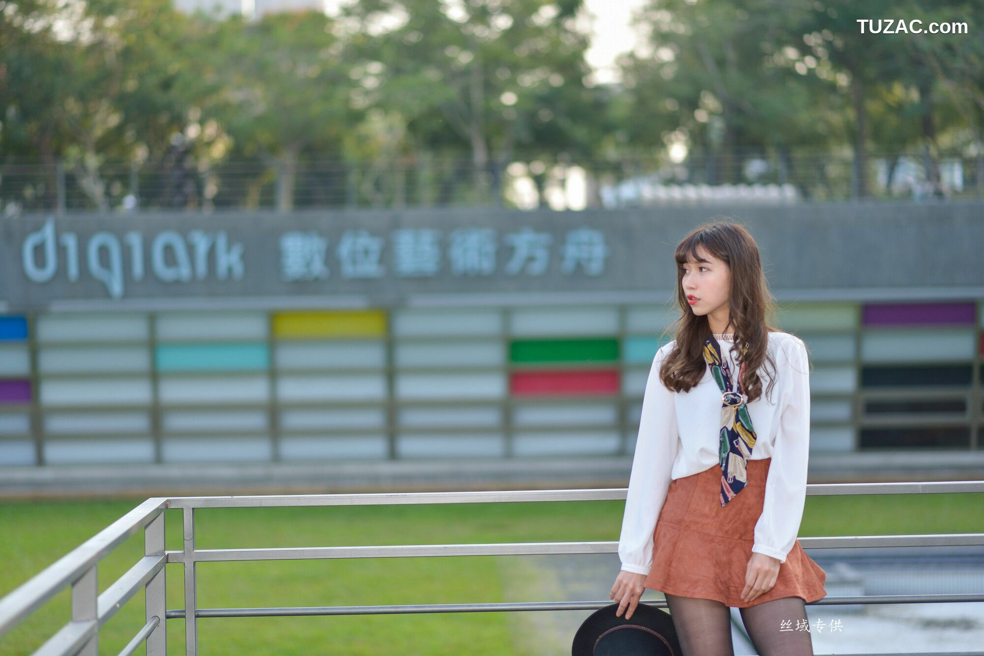 台湾正妹_ 題題《國美館.時裝》黑丝小妹短裙街拍 写真集[134P]
