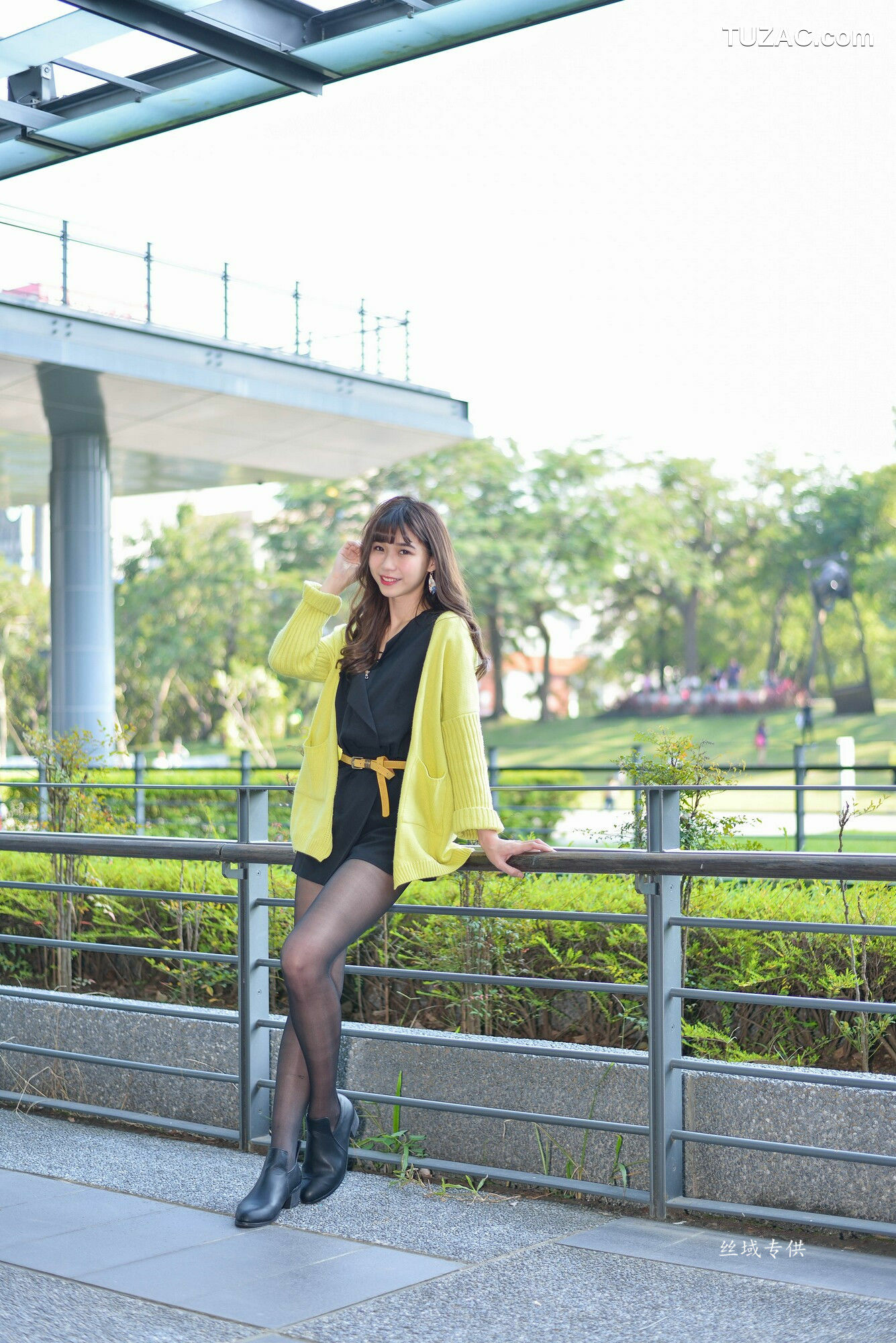 台湾正妹_ 題題《國美館.時裝》黑丝街拍 写真集[137P]