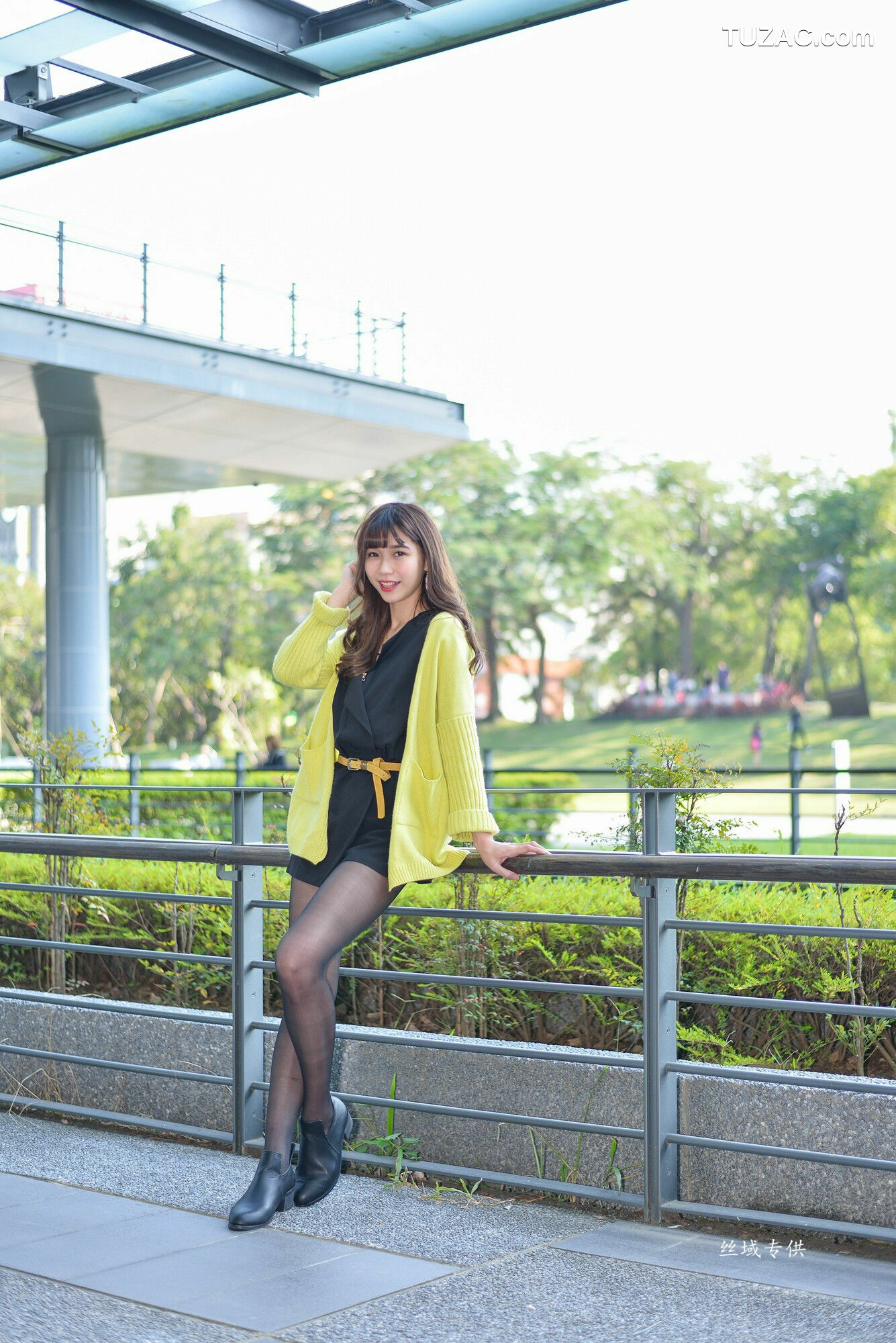 台湾正妹_ 題題《國美館.時裝》黑丝街拍 写真集[137P]