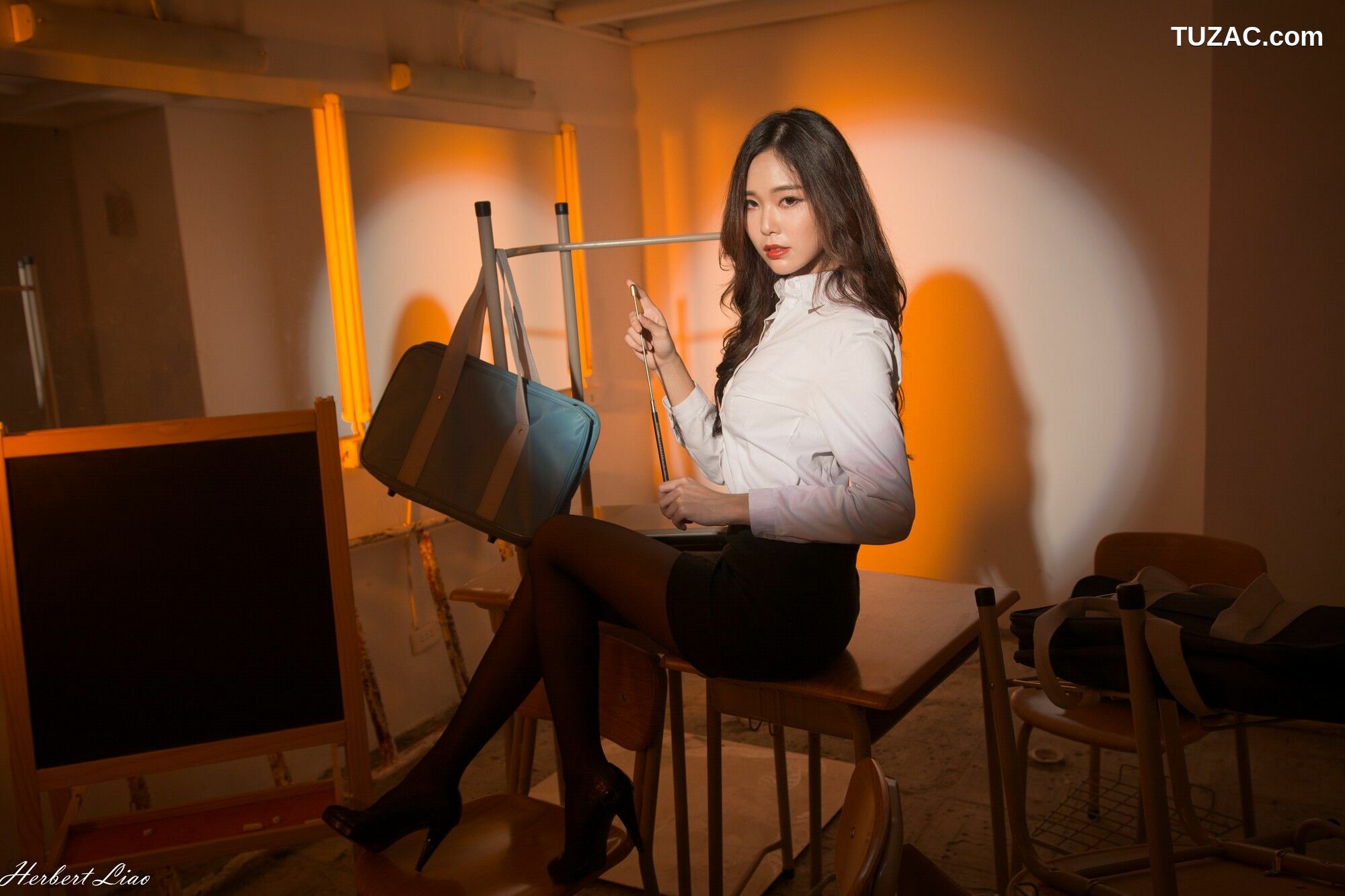 台湾正妹_ 黄上晏Rubis《黑丝靈異教師》 写真集[42P]