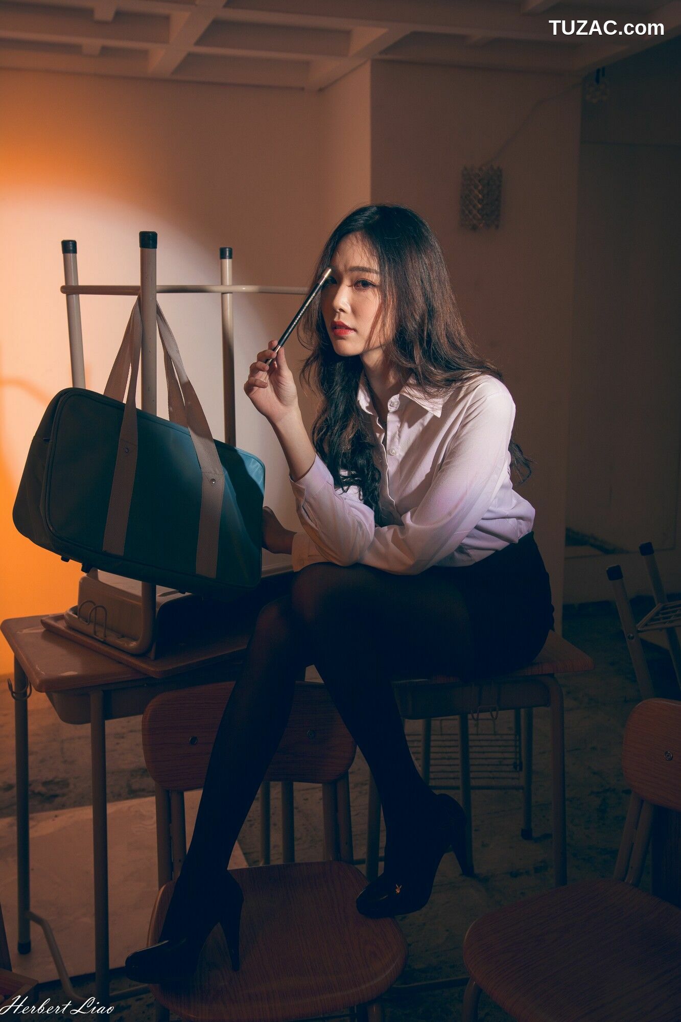 台湾正妹_ 黄上晏Rubis《黑丝靈異教師》 写真集[42P]