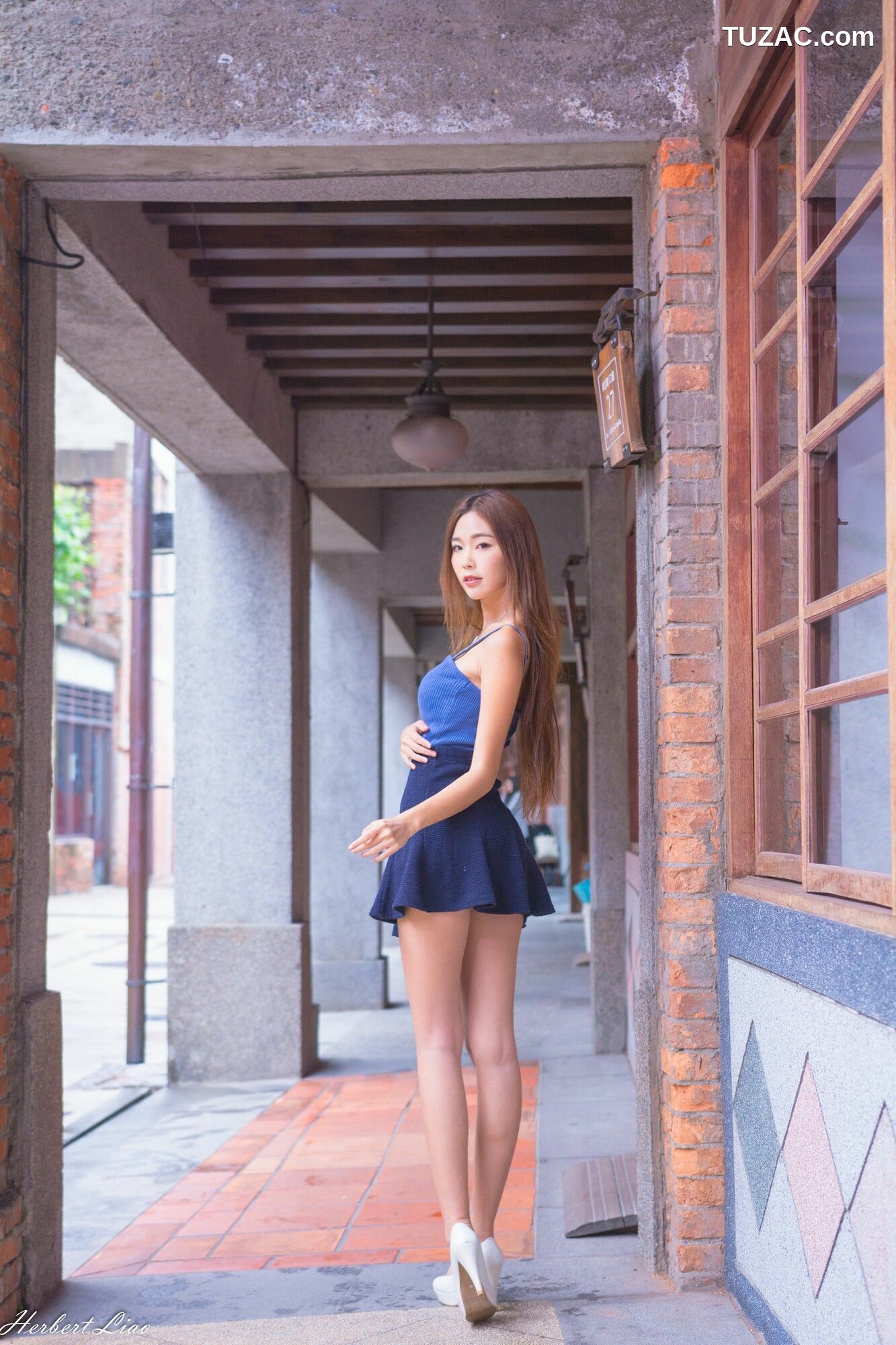 台湾正妹_ 黄上晏《剝皮寮~超短裙外拍》 写真集[61P]