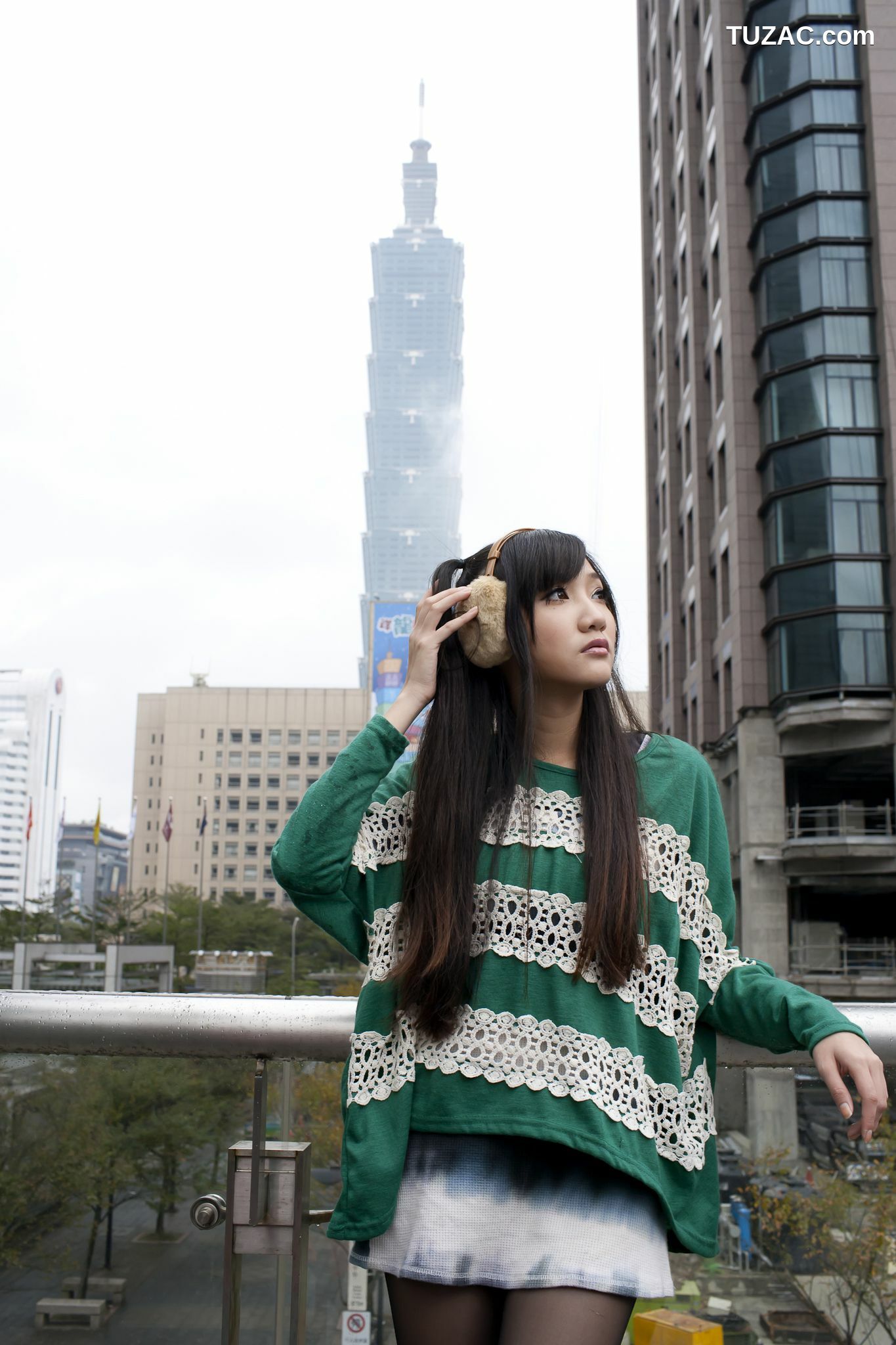 台湾正妹_Tina李霜《黑丝街拍图片》写真合集