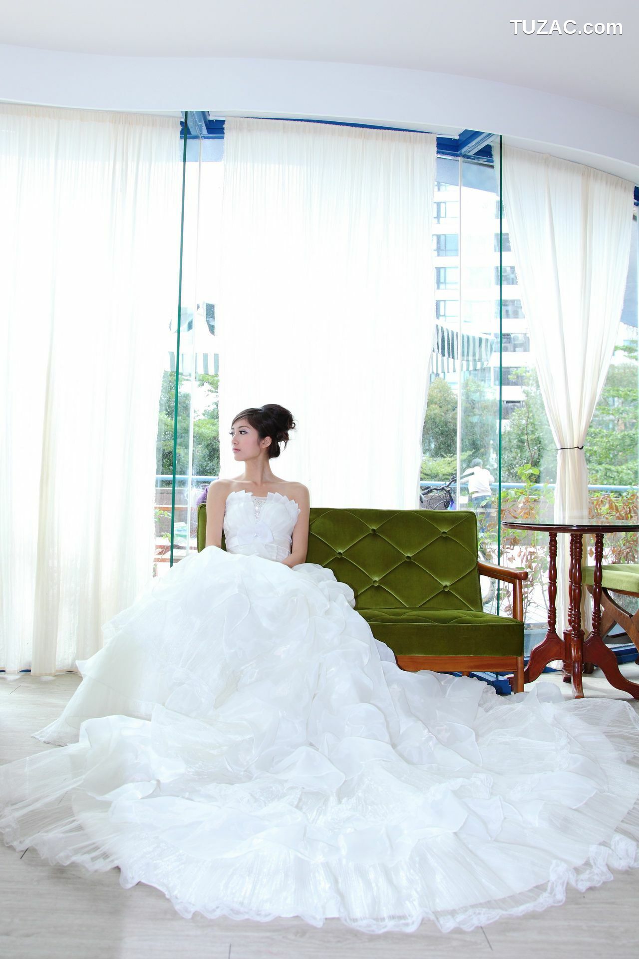 台湾正妹_台湾气质美女Emily《唯美白色婚纱》 写真集
