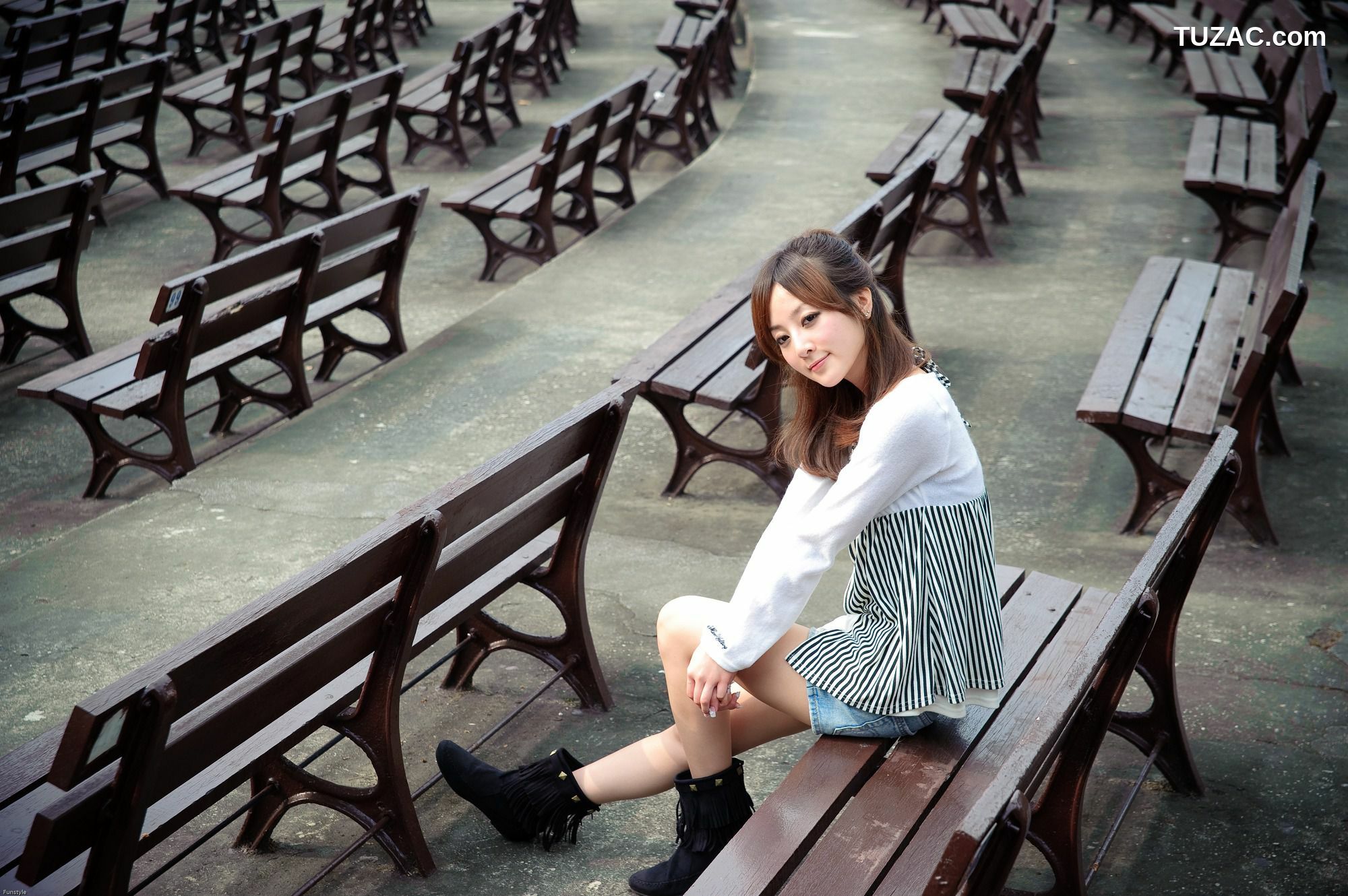 台湾正妹_台湾网络女神果子MM《華山藝文中心III +228公園》外拍写真集