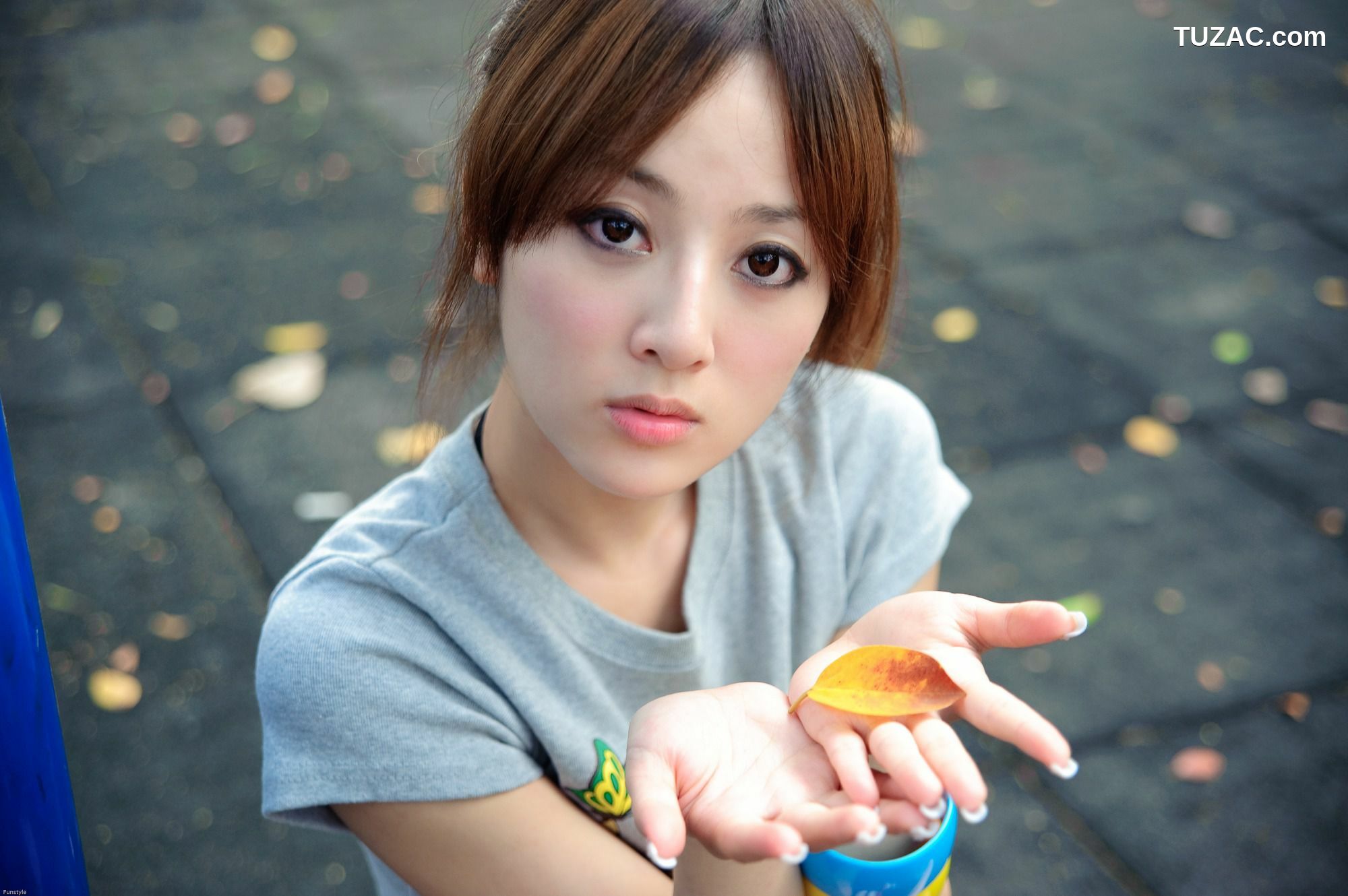 台湾正妹_台湾网络女神果子MM《華山藝文中心III +228公園》外拍写真集