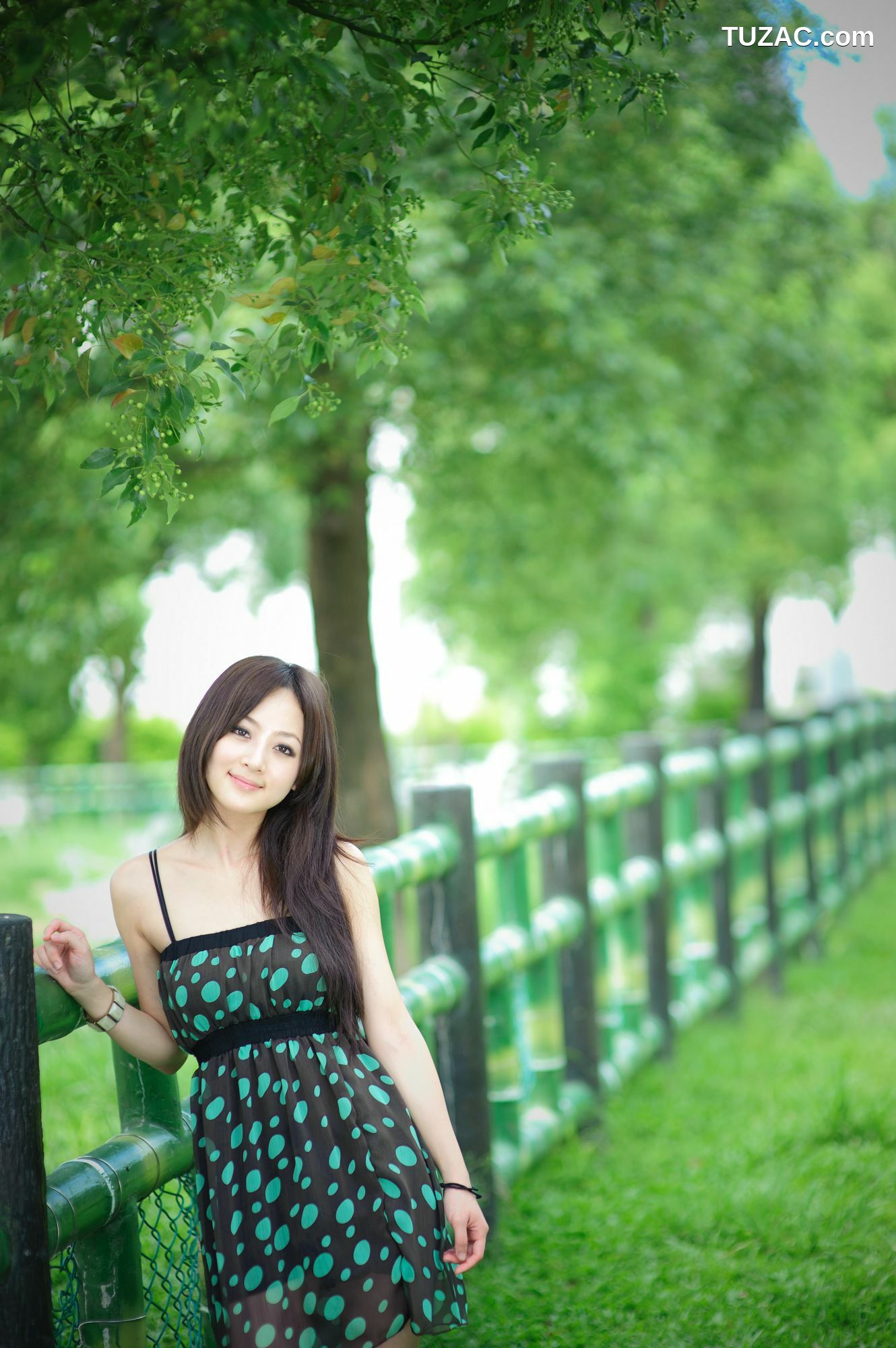 台湾正妹_张允霏/果子MM《永和四號公園外拍》写真集