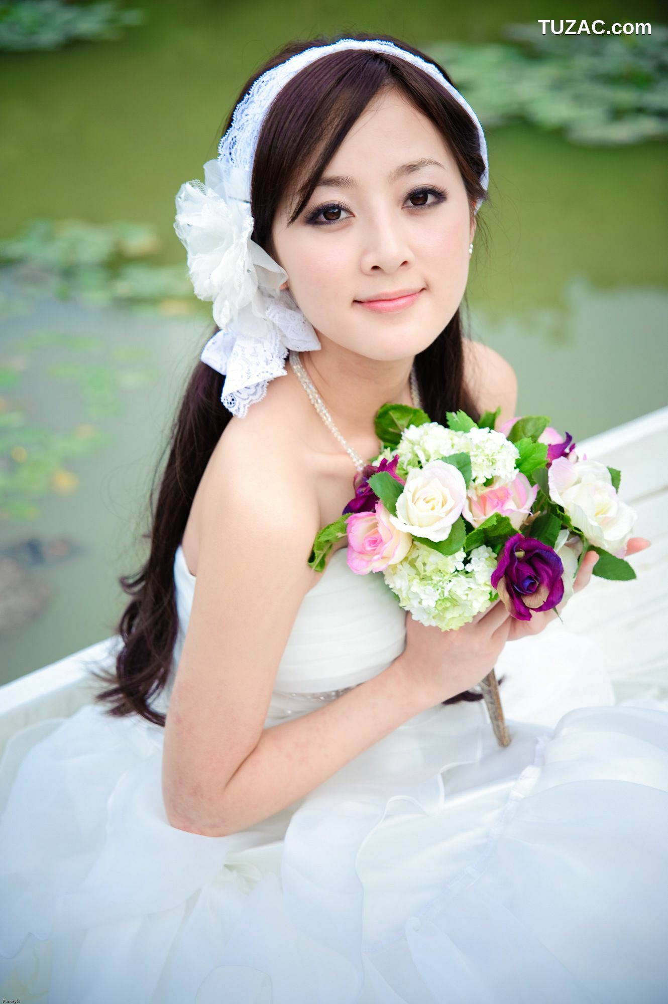 台湾正妹_张凯洁/张允霏《日月潭+紙教堂(婚紗)》写真集