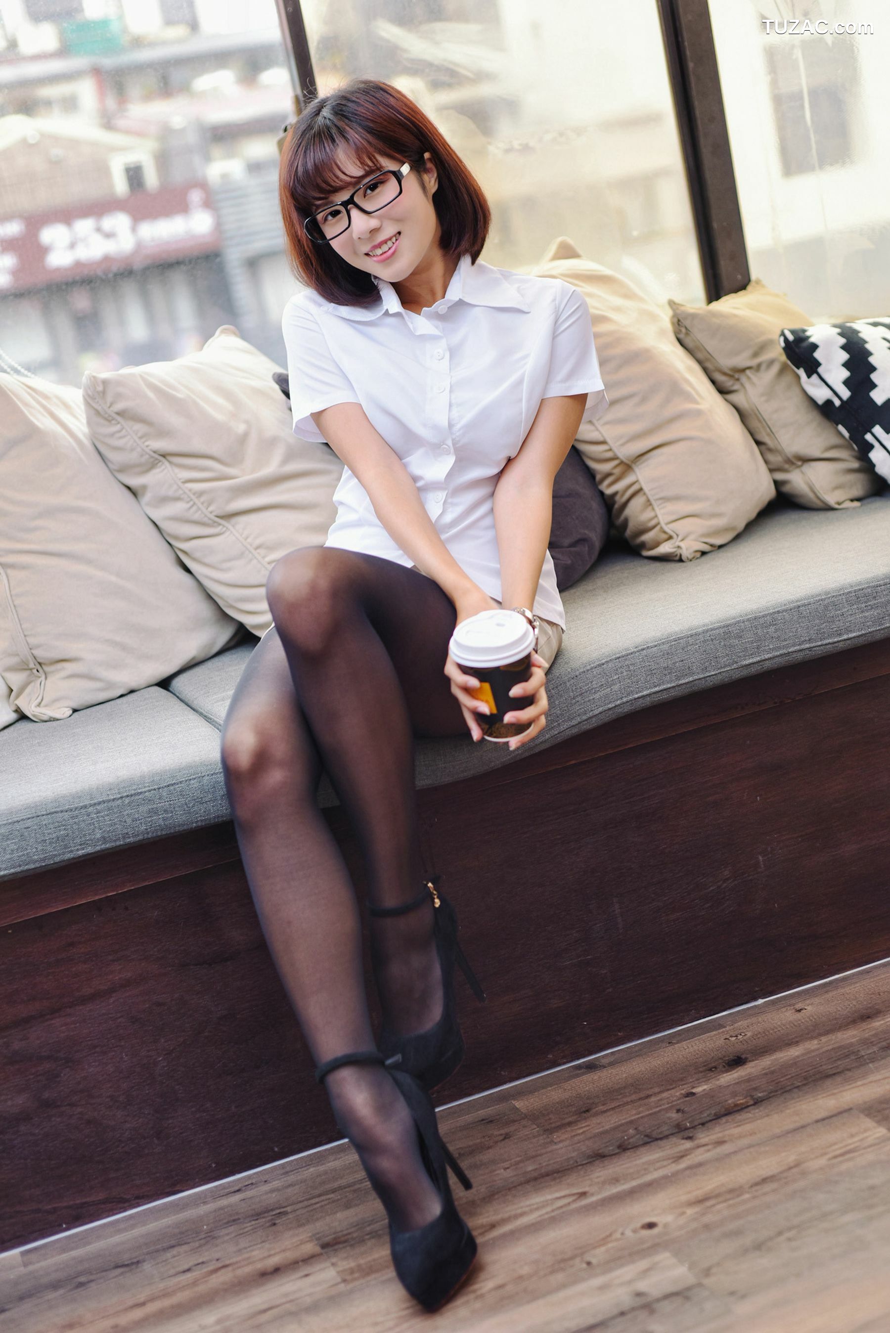 台湾正妹_方唯真《OL黑丝短发美女》 写真集[29P]