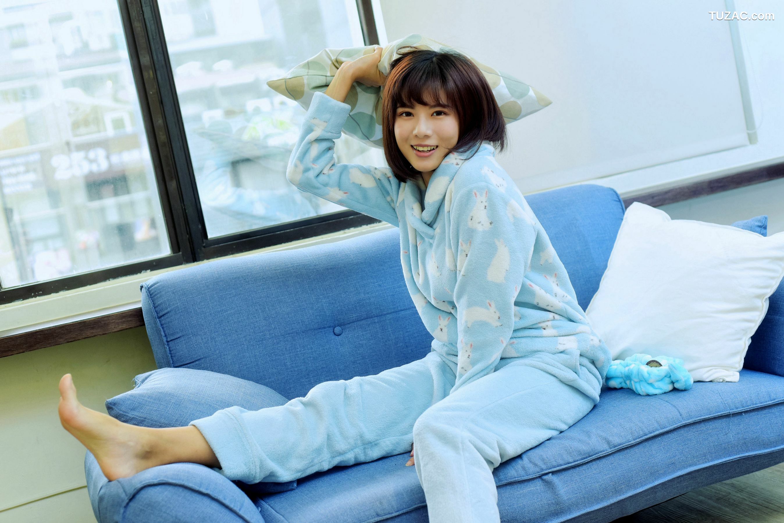 台湾正妹_方唯真《OL黑丝短发美女》 写真集[29P]