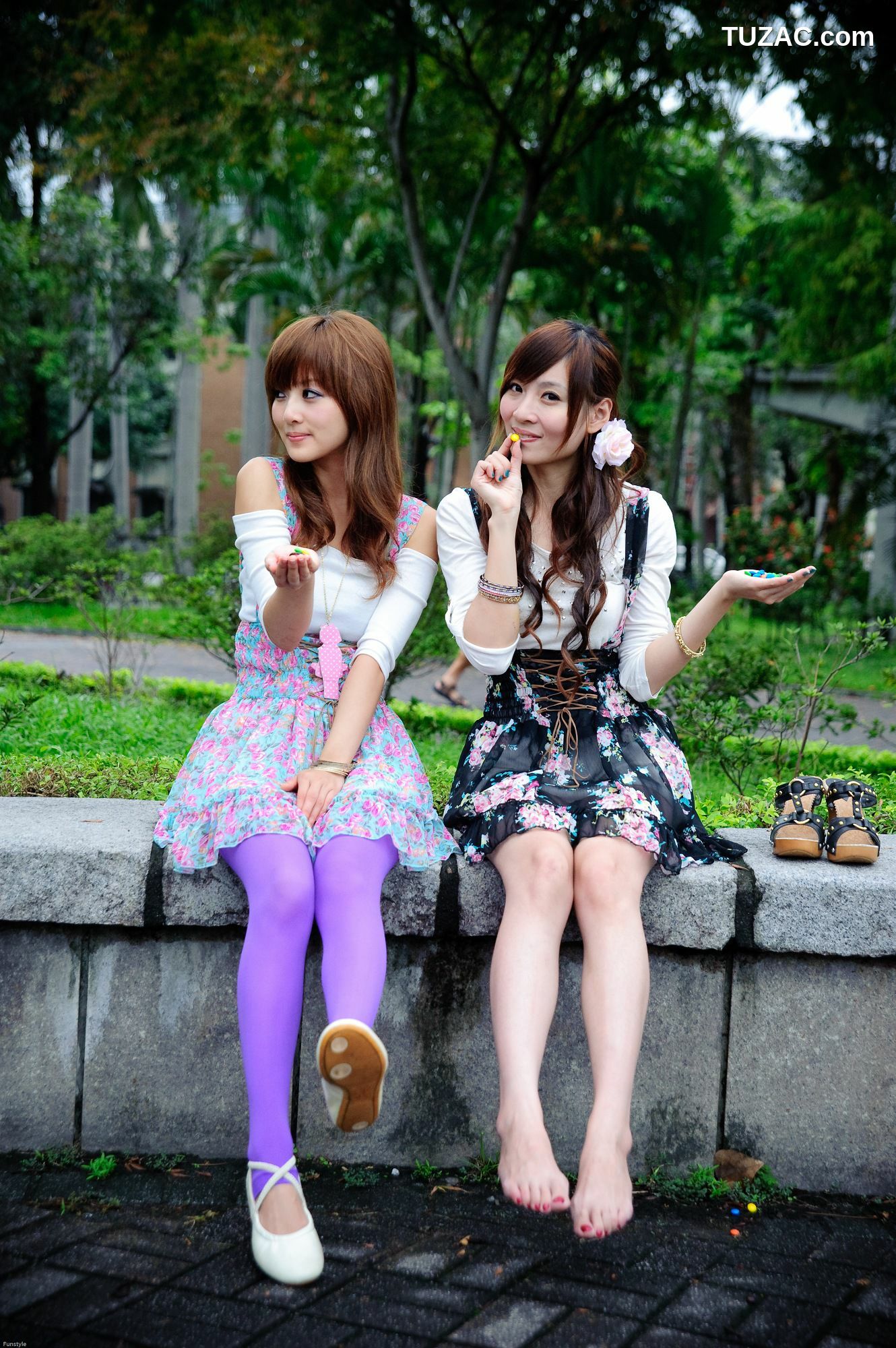 台湾正妹_果子Mikako+Minako《台大外拍 II》 写真集