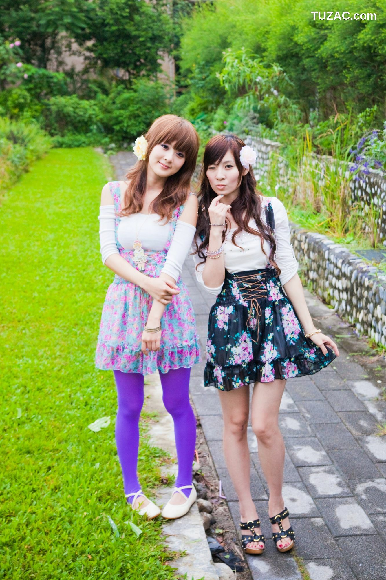 台湾正妹_果子Mikako+Minako《台大外拍 II》 写真集