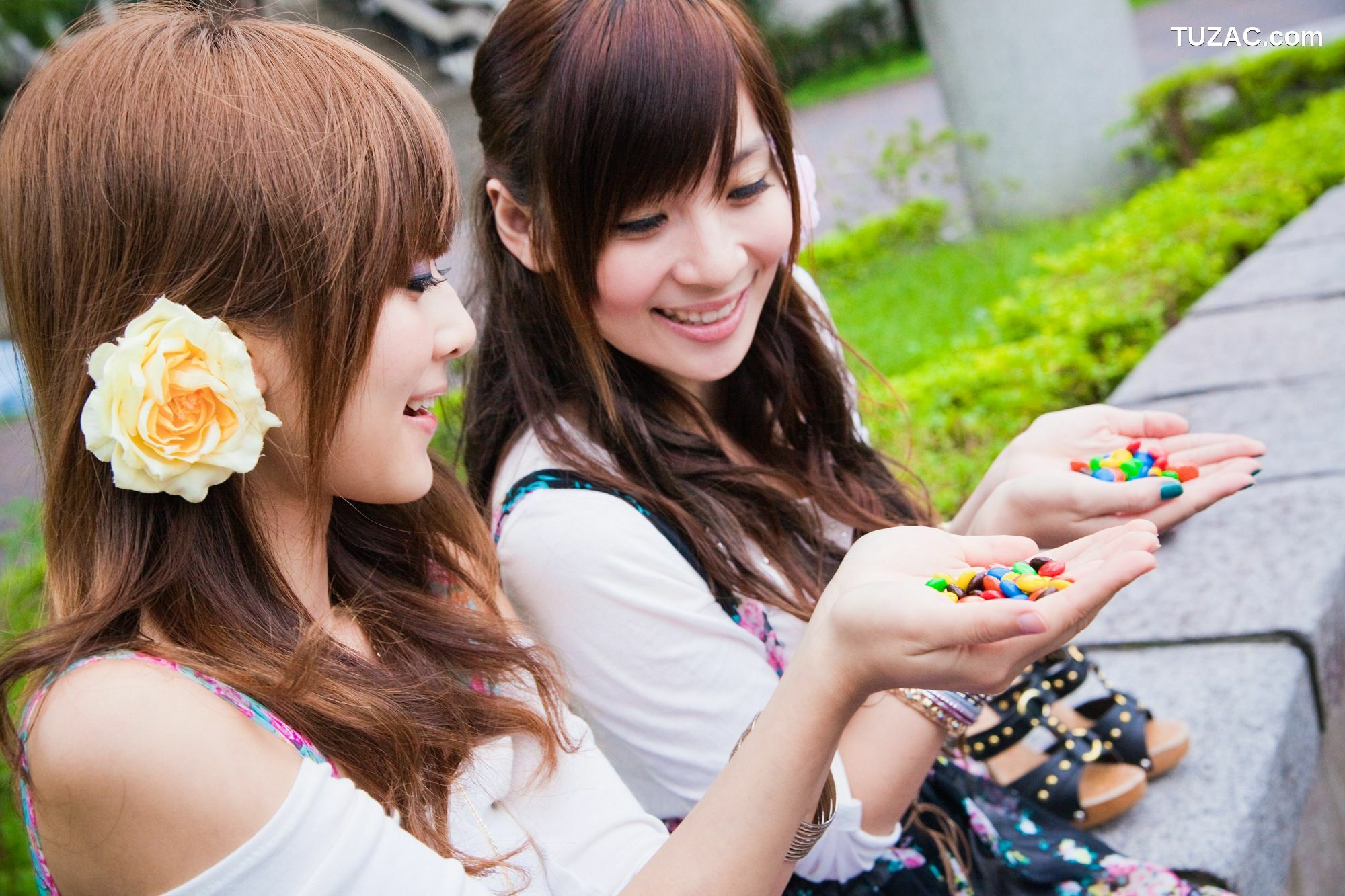 台湾正妹_果子Mikako+Minako《台大外拍 II》 写真集