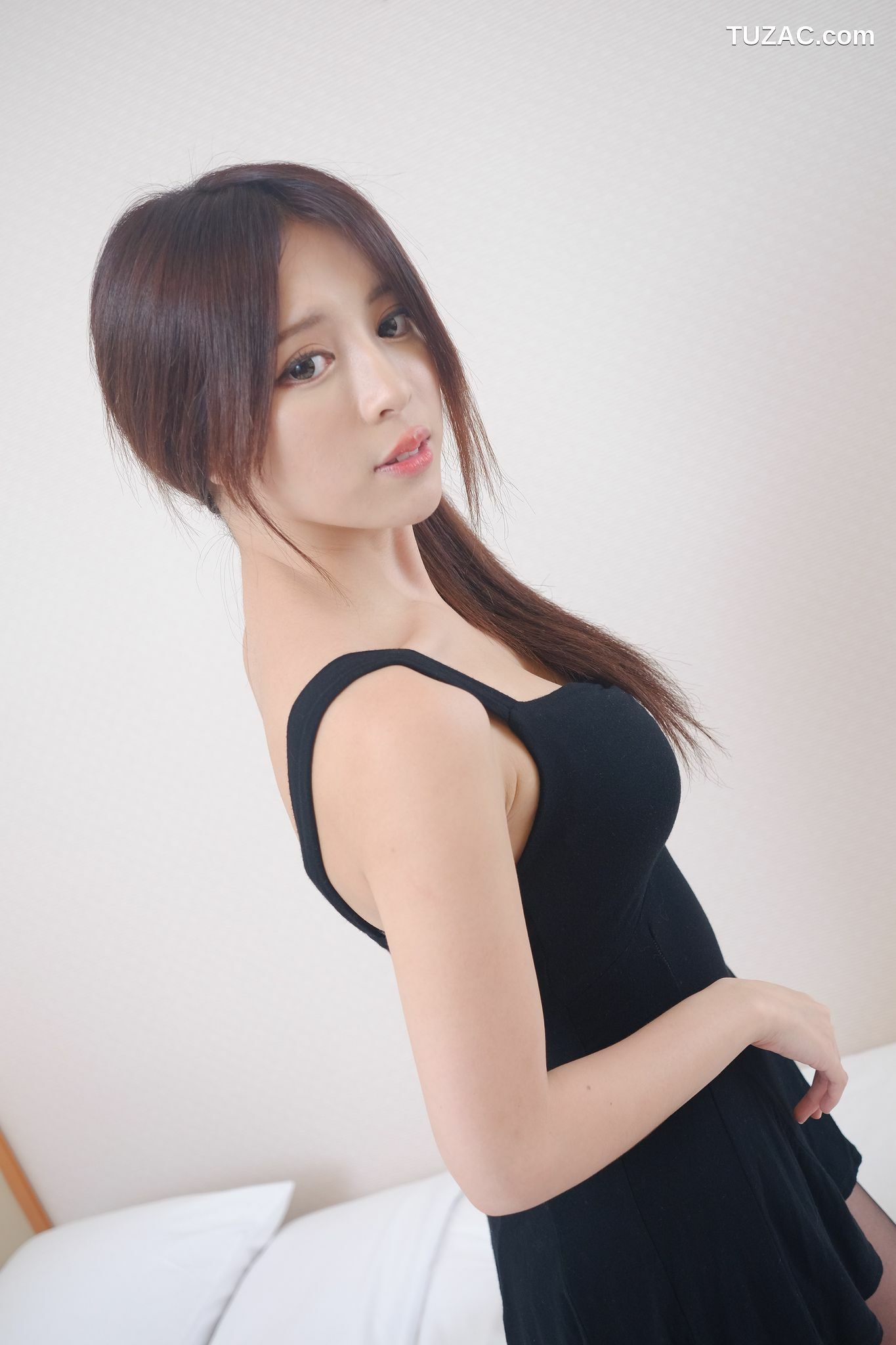 台湾正妹_网红嫩模张齐郡JULIE《甜美吊带女神》写真集