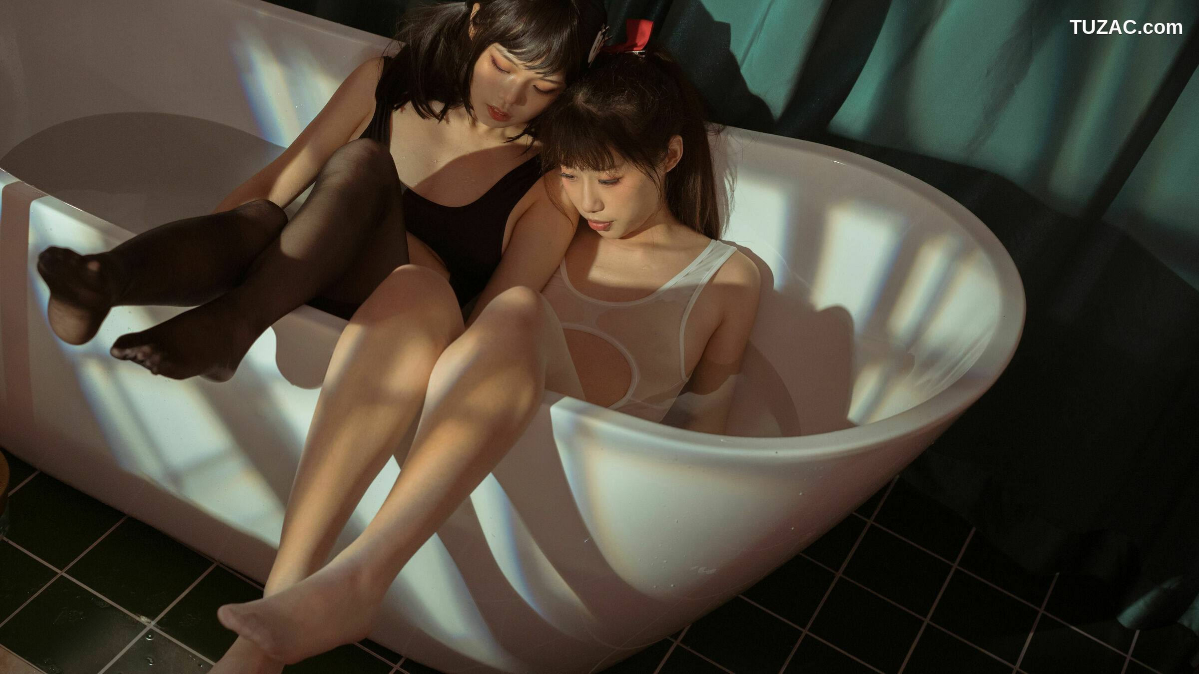 网络美女_ 七月喵子 - 黑白双人浴缸[30P]