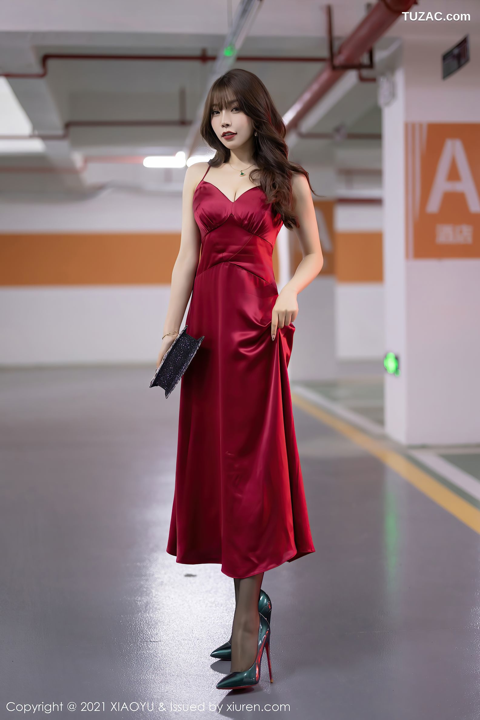 XiaoYu语画界-654-芝芝-猩红吊带裙黑丝-2021.11.15