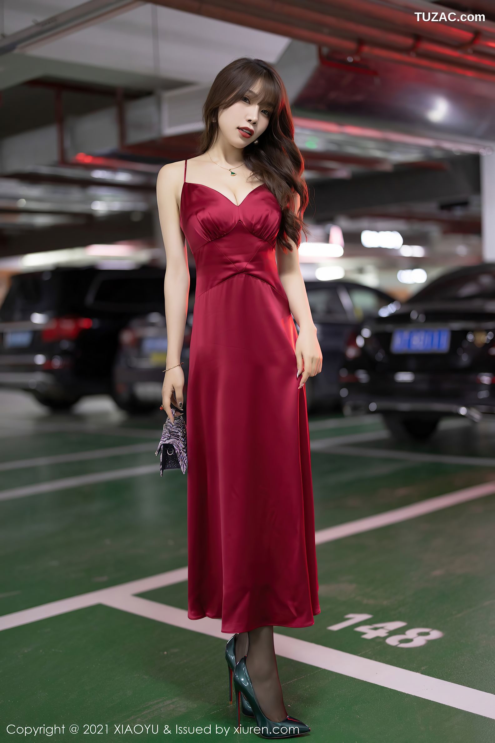 XiaoYu语画界-654-芝芝-猩红吊带裙黑丝-2021.11.15
