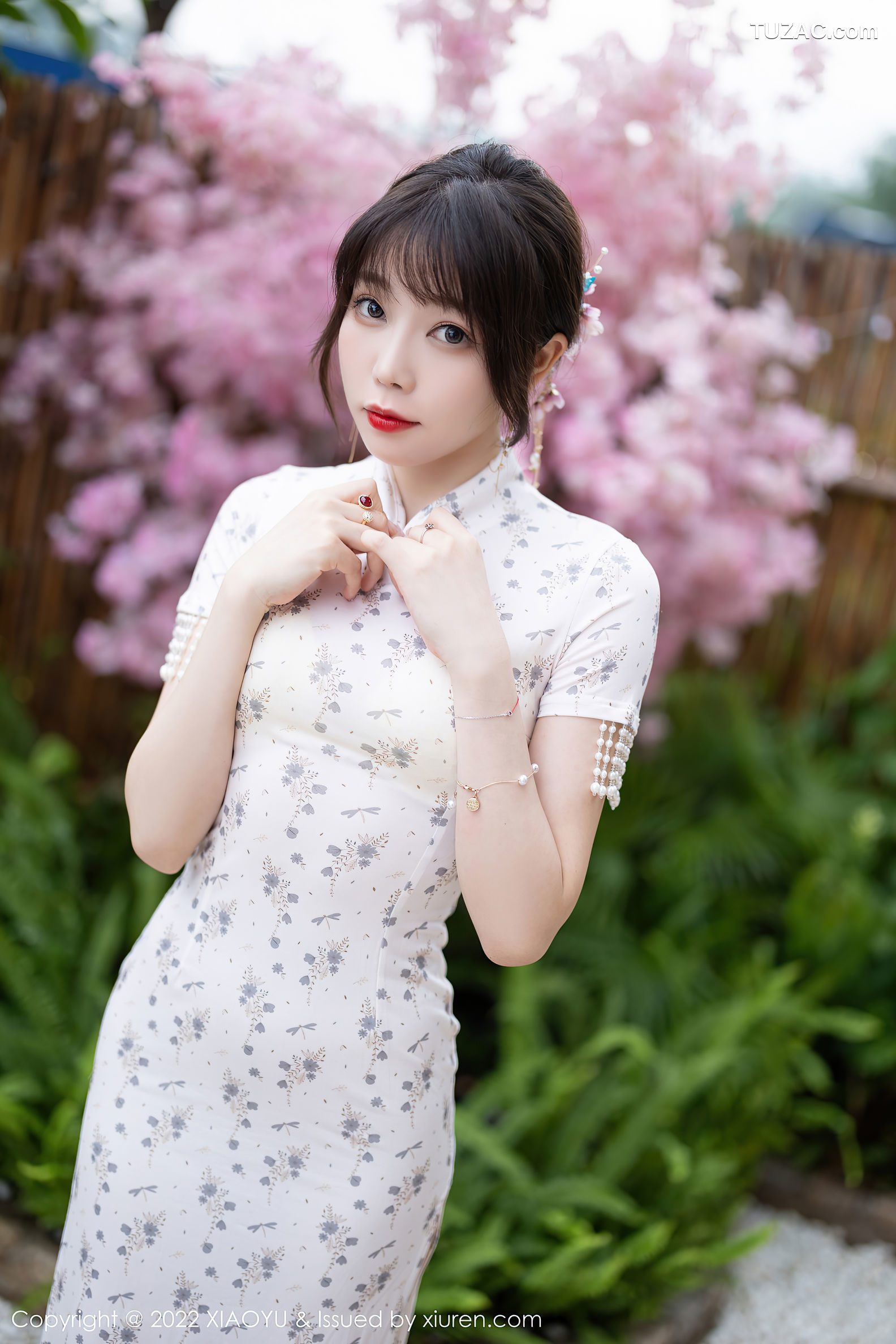 XiaoYu语画界-838-徐莉芝Booty-户外浅色旗袍-白色网纱服饰-2022.08.09