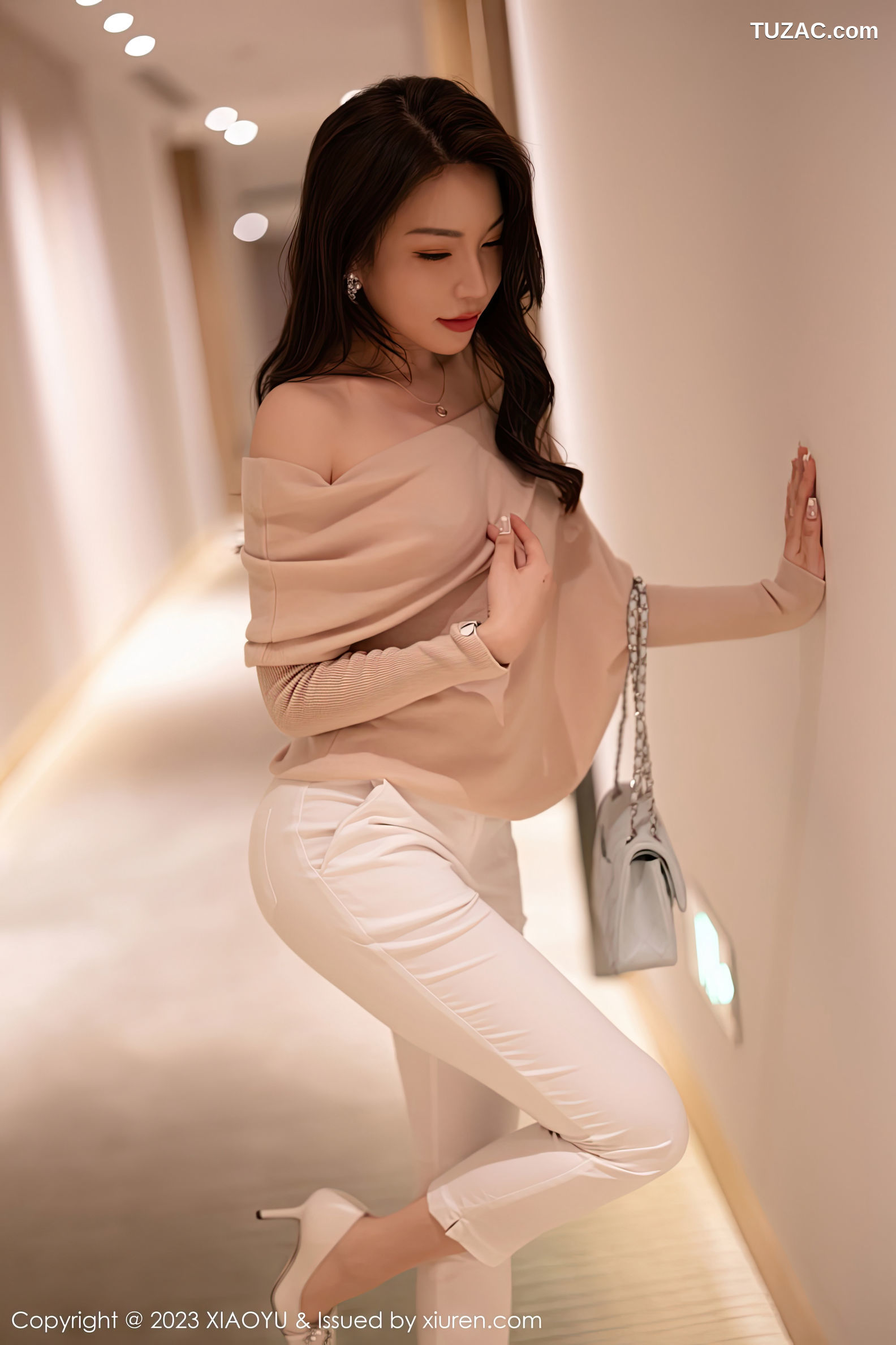 XiaoYu语画界-940-徐莉芝Booty-浅暖色上衣白色长裤白色刺绣内衣-2023.01.05