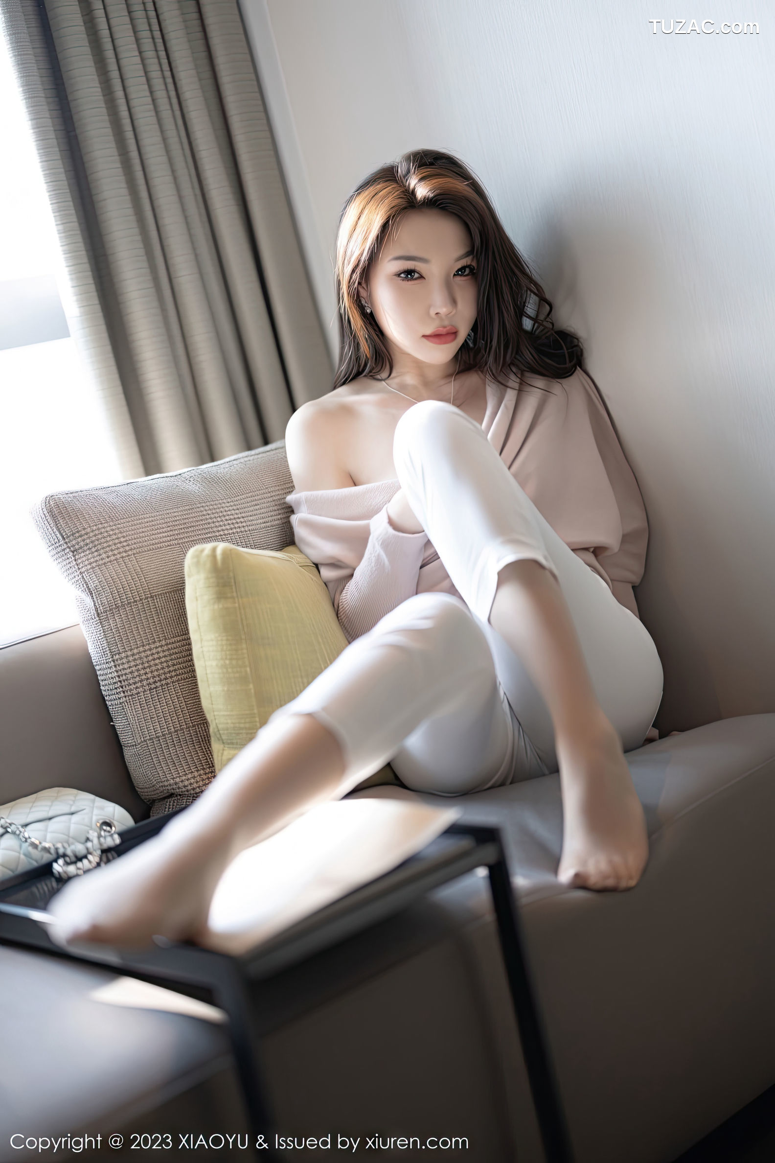 XiaoYu语画界-940-徐莉芝Booty-浅暖色上衣白色长裤白色刺绣内衣-2023.01.05