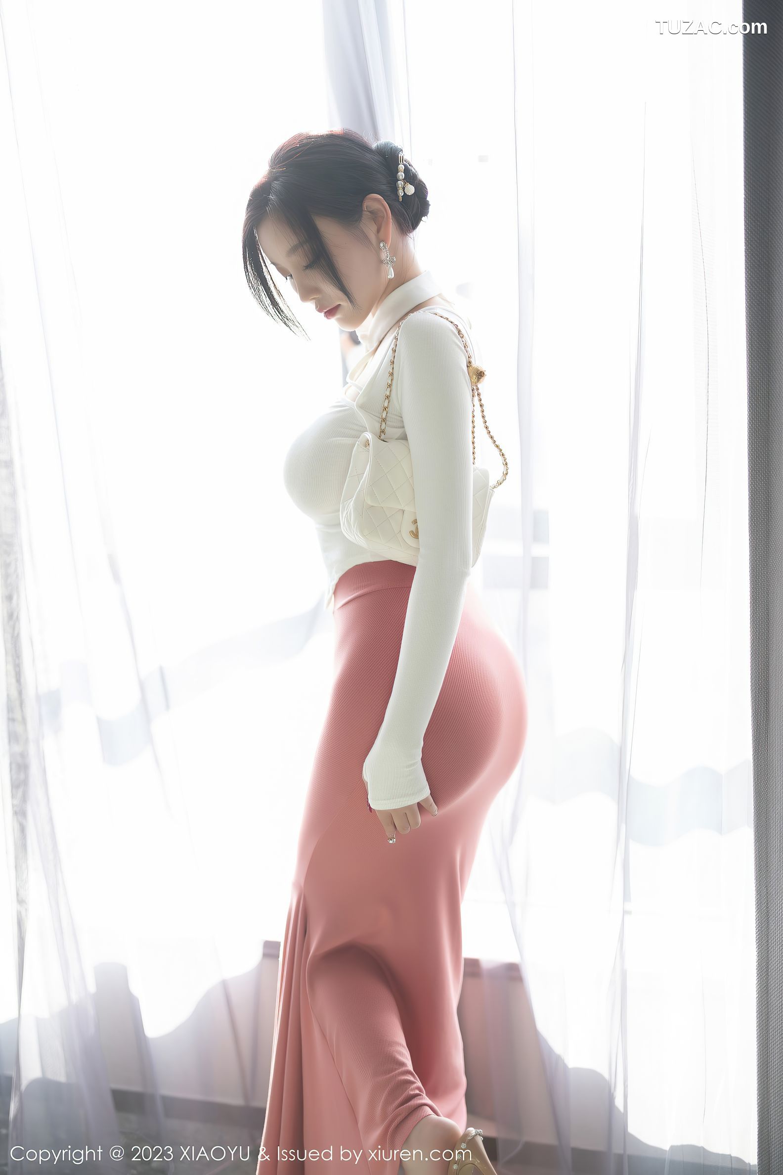 XiaoYu语画界-965-杨晨晨-白色上衣淡红长裙吊坠内衣-2023.02.14