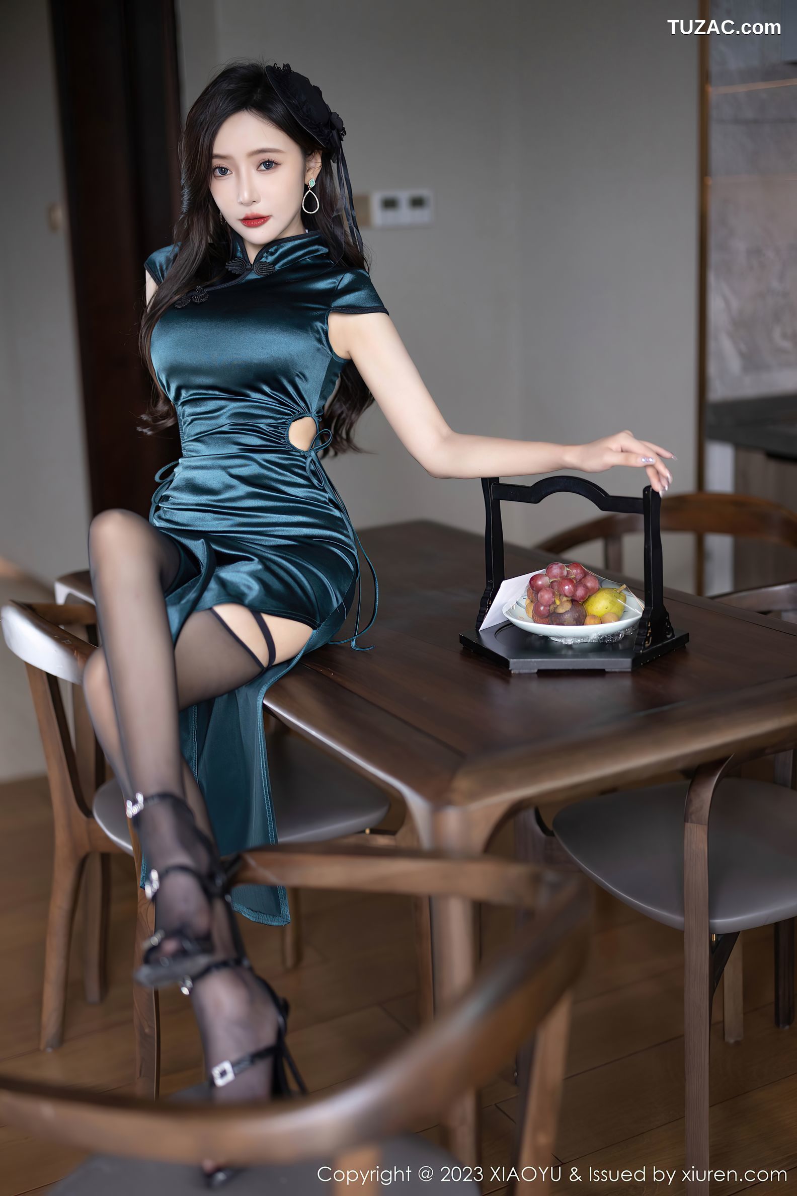 XiaoYu语画界-1048-王馨瑶Yanni-暗绿色旗袍黑丝-2023.06.13
