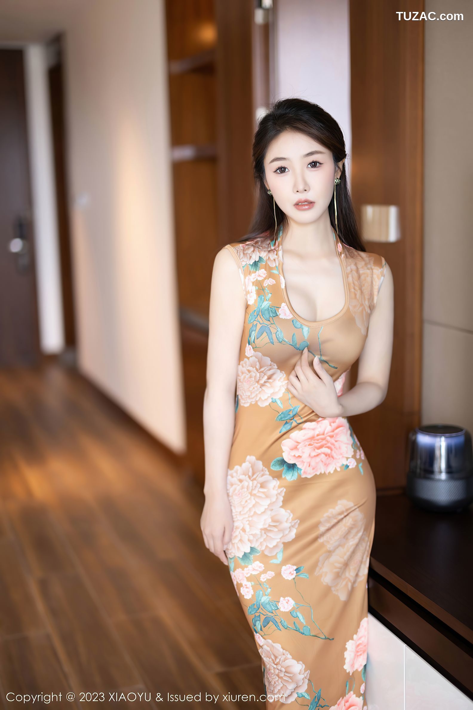 XiaoYu语画界-1133-苏苏阿-金色印花旗袍浅粉内衣-2023.10.25