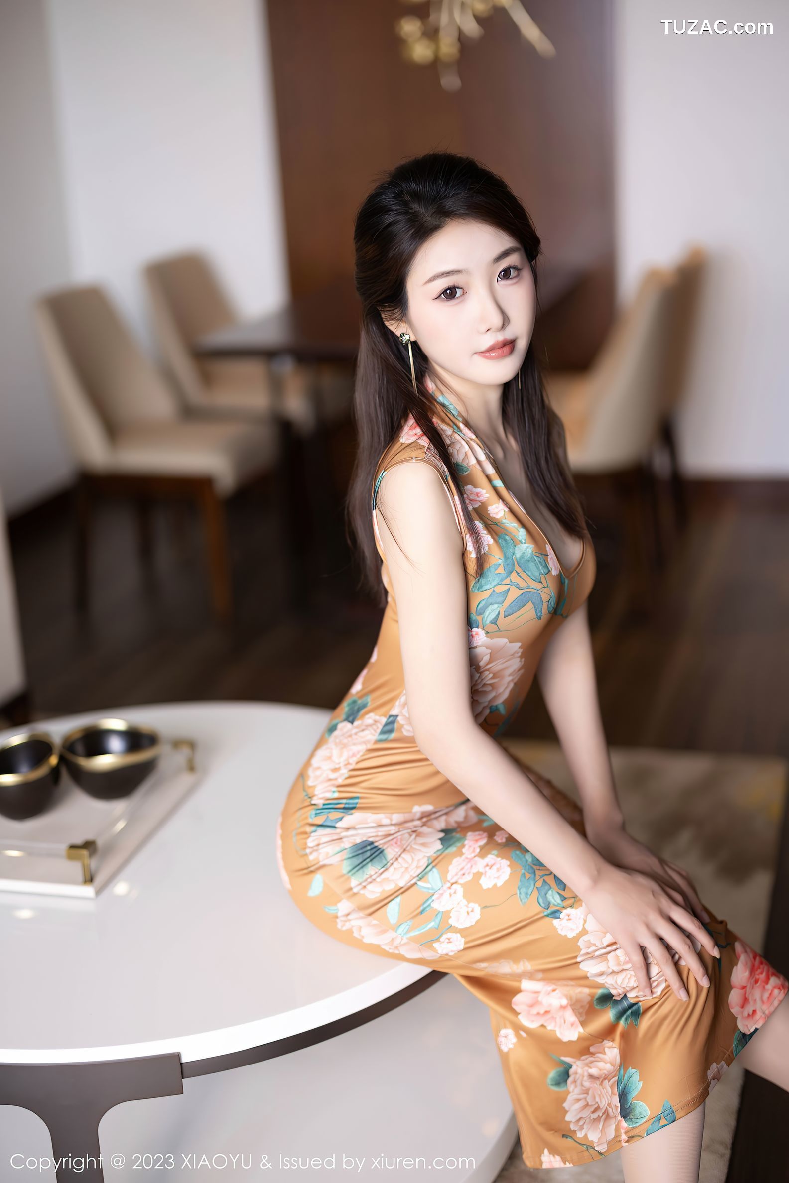 XiaoYu语画界-1133-苏苏阿-金色印花旗袍浅粉内衣-2023.10.25