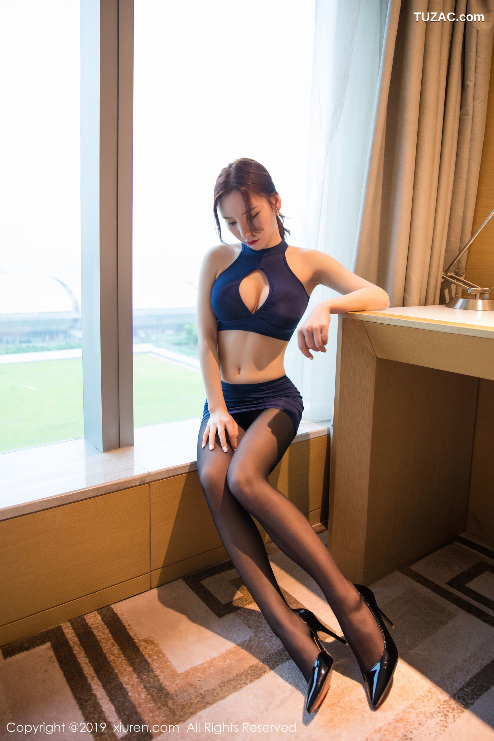 XiuRen秀人网-1532-周于希-《蓝色短裙延伸下的黑丝魅惑》-2019.07.04