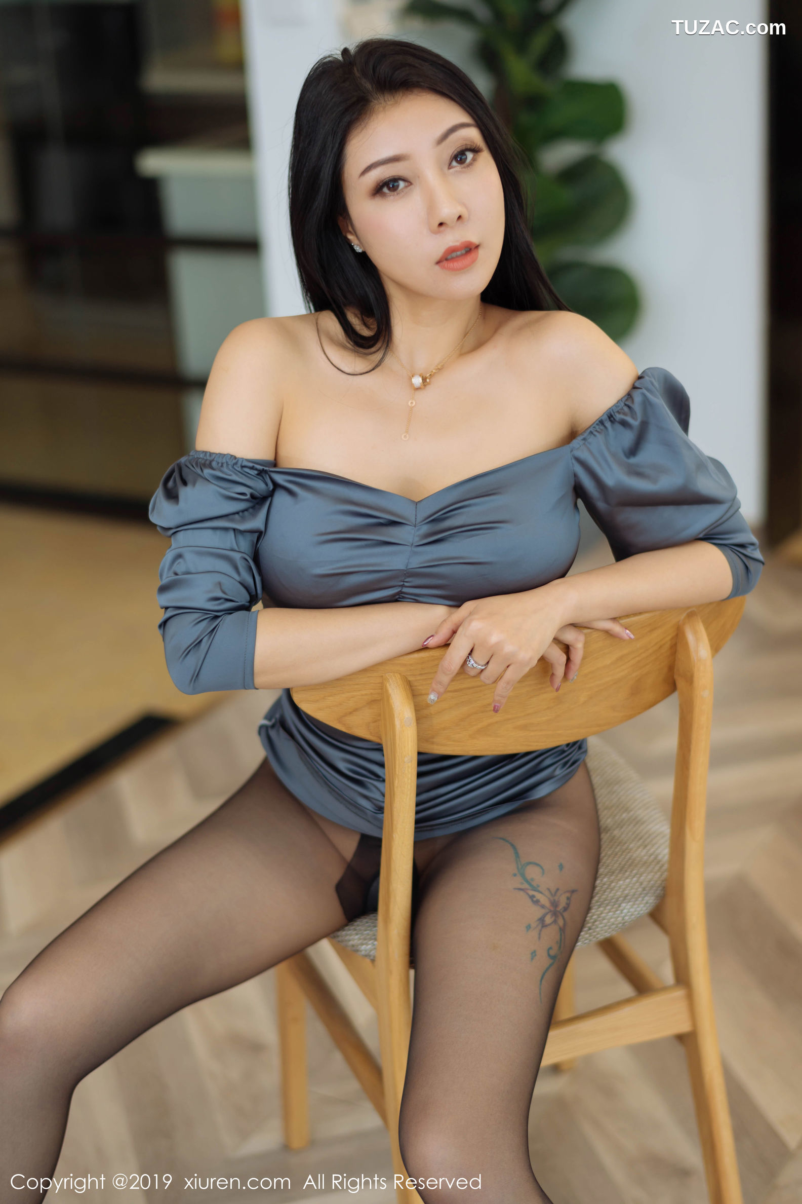 XiuRen秀人网-1863-果儿-《抹胸内衣与黑丝的极致诱惑》-2019.12.19