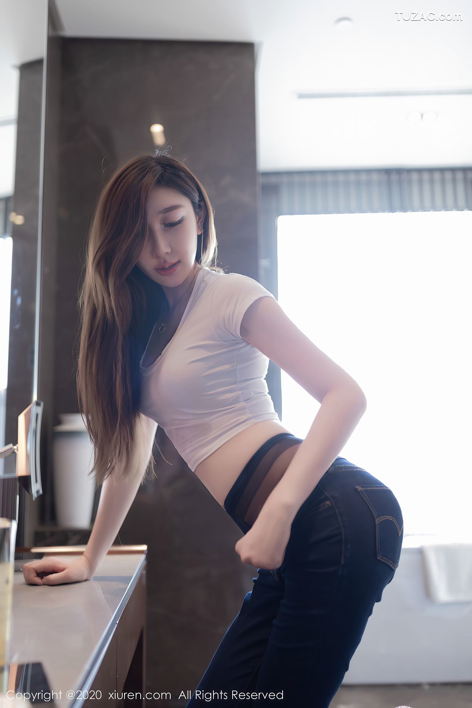 XiuRen秀人网-2406-Victoria志玲-《魅惑黑丝包裹的美臀秀足》-2020.08.05