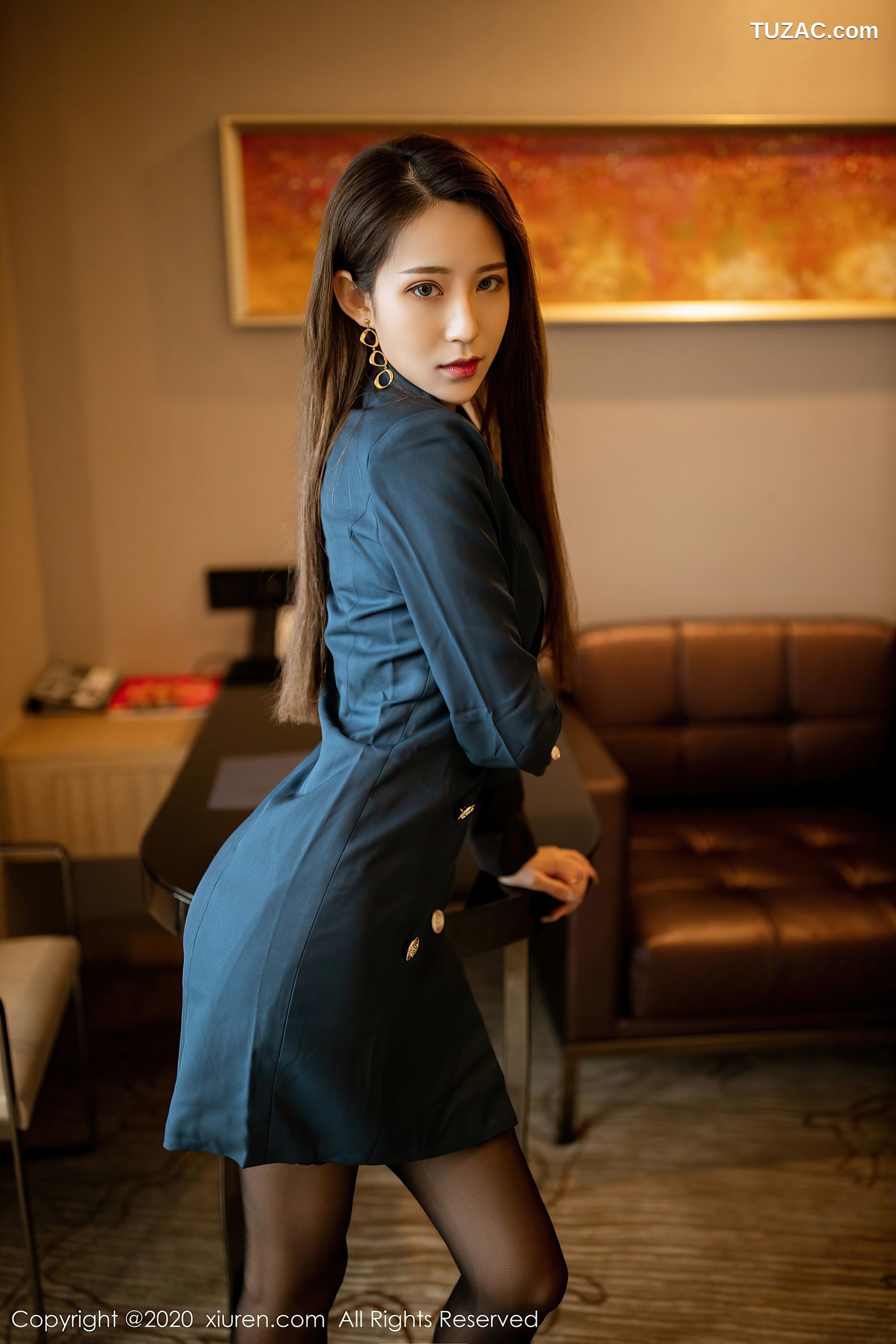 XiuRen秀人网-2606-周慕汐Baby-《气质的大衣与魅惑黑丝美腿》-2020.09.27