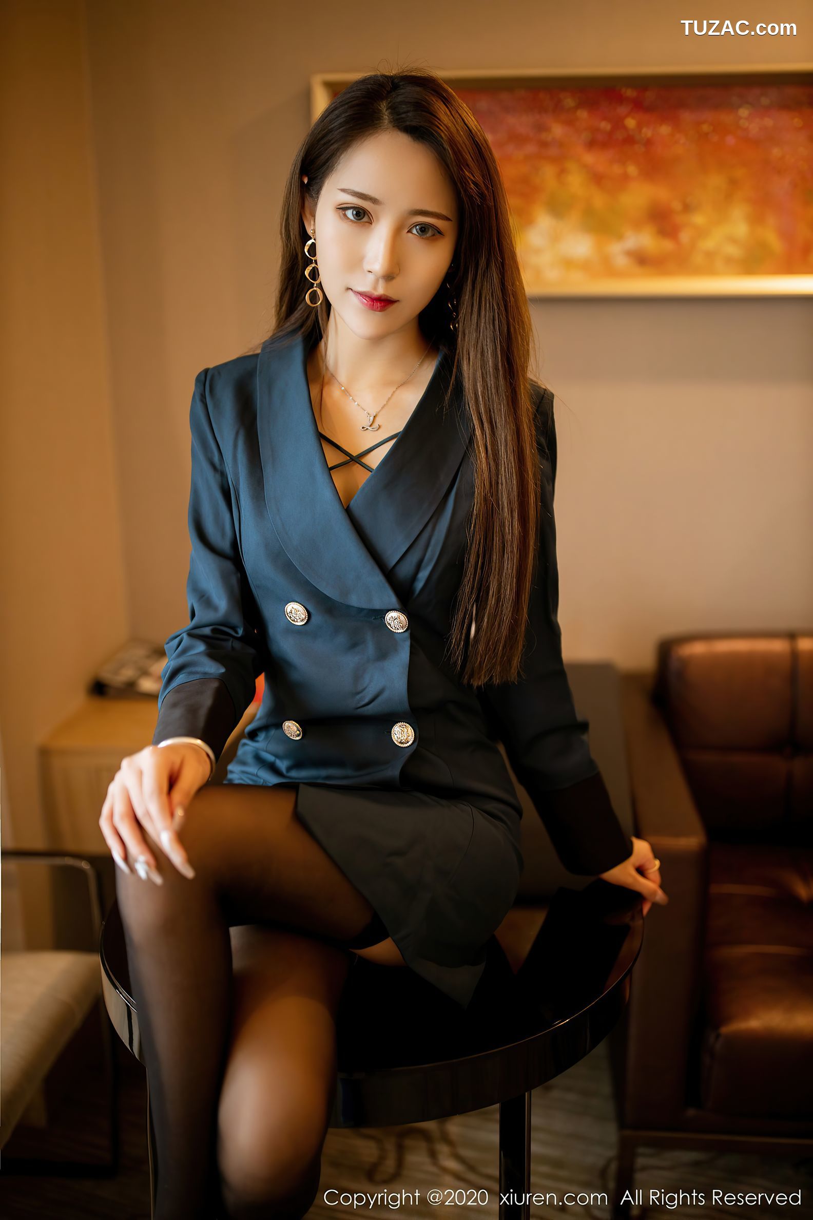 XiuRen秀人网-2606-周慕汐Baby-《气质的大衣与魅惑黑丝美腿》-2020.09.27
