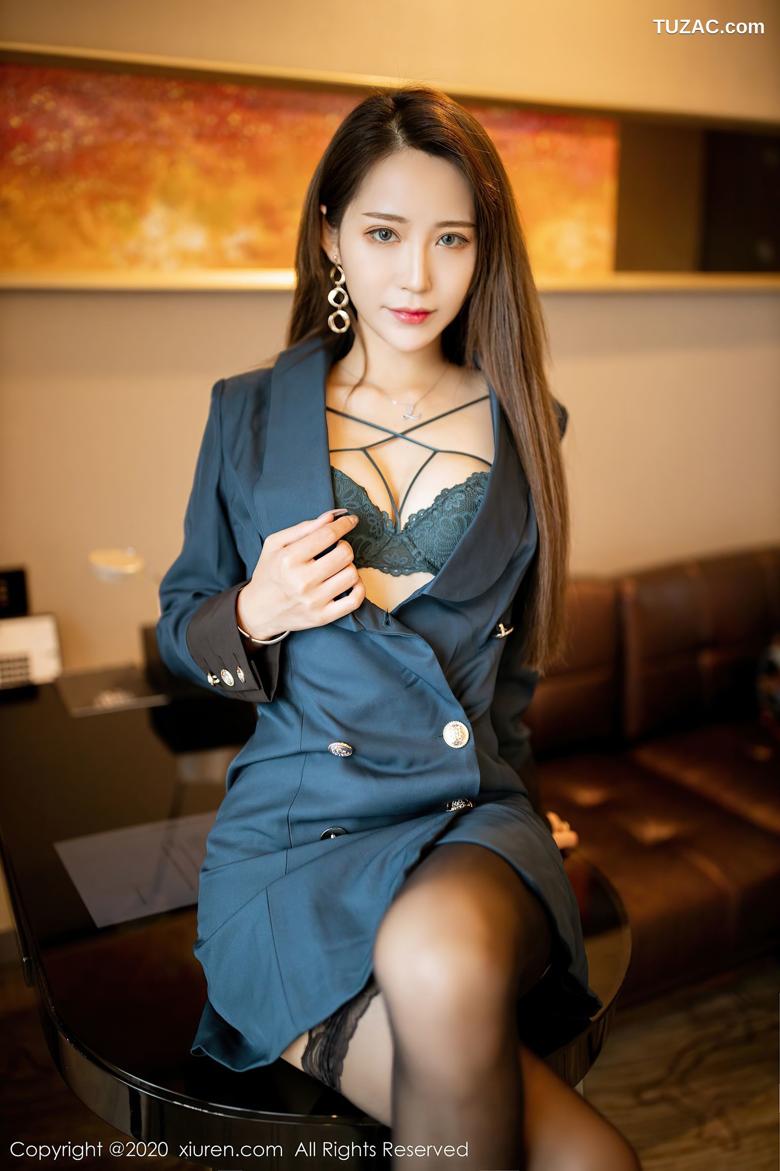 XiuRen秀人网-2606-周慕汐Baby-《气质的大衣与魅惑黑丝美腿》-2020.09.27